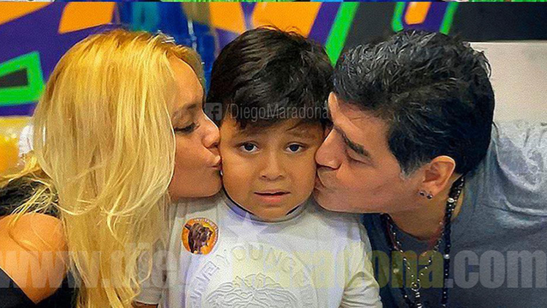 Verónica Ojeda, Dieguito Fernando y Maradona. (Foto: Instagram)