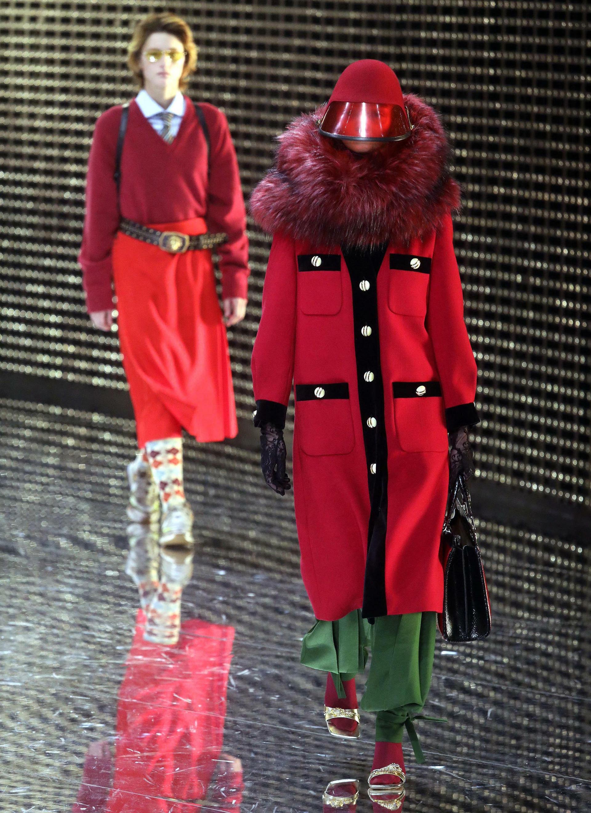 Los maxi tapados formaron parte de la colección de Gucci. Con botones y bosillos XL, los cuellos de piel, no perdieron el protagonismo en la pasarela de Milán