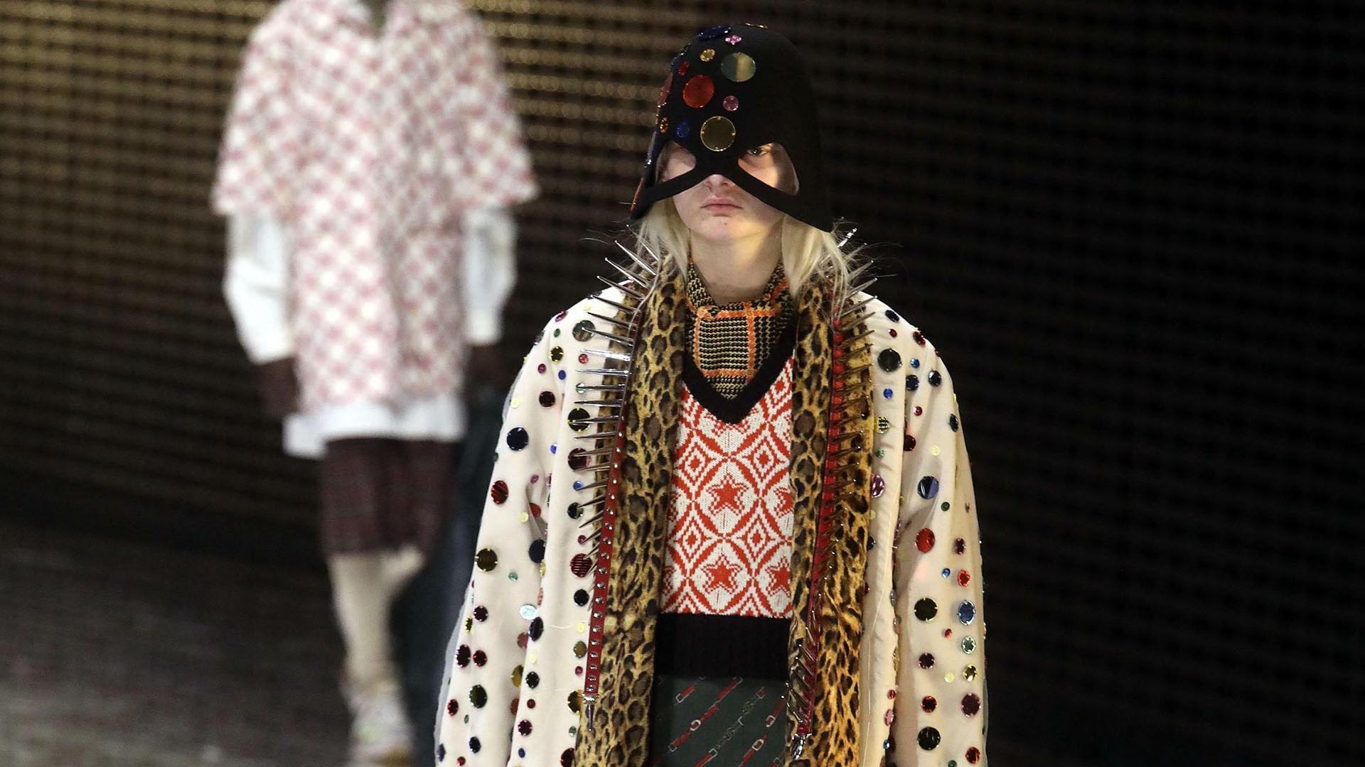 Gucci presentó su colección con sombreros bordados (AP Images)