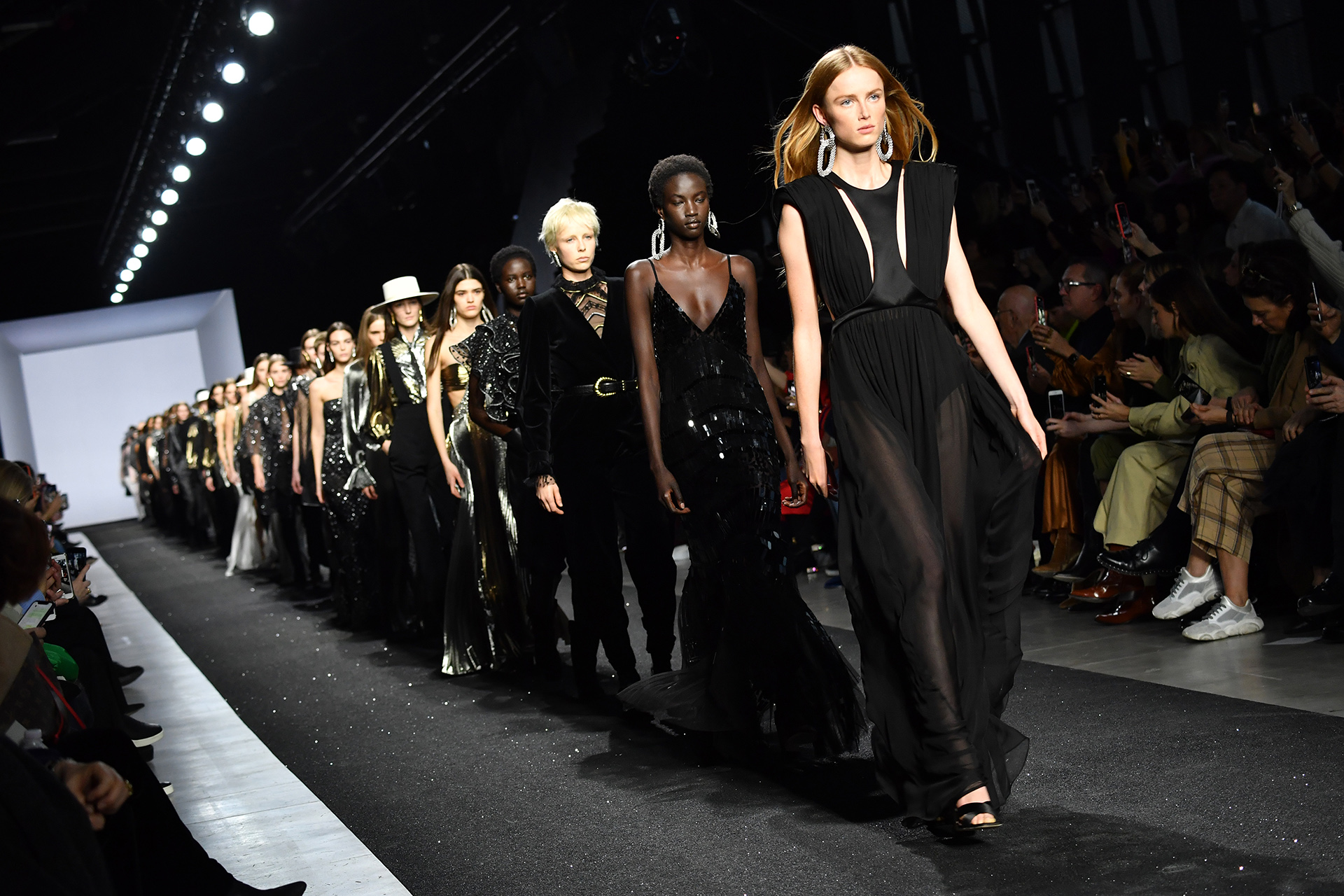 Final del fashion show. Negro, el color favorito de Alberta Ferretti, la diseñadora milanesa un ícono de moda que nunca defrauda en el fashion week