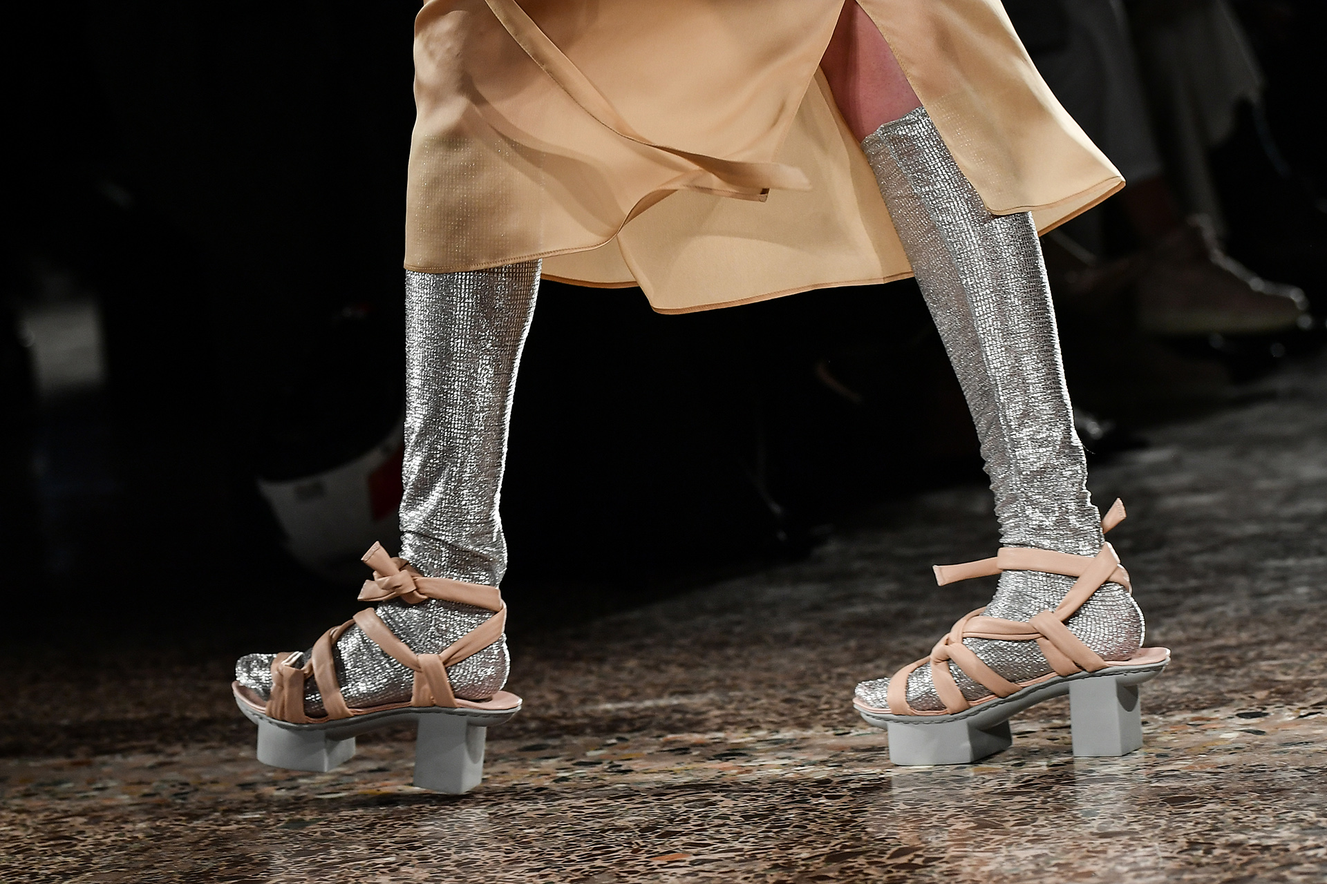 Zambelli hizo uso de la tendencia del metalizado, sobre todo en los accesorios (Photo by Marco BERTORELLO / AFP)