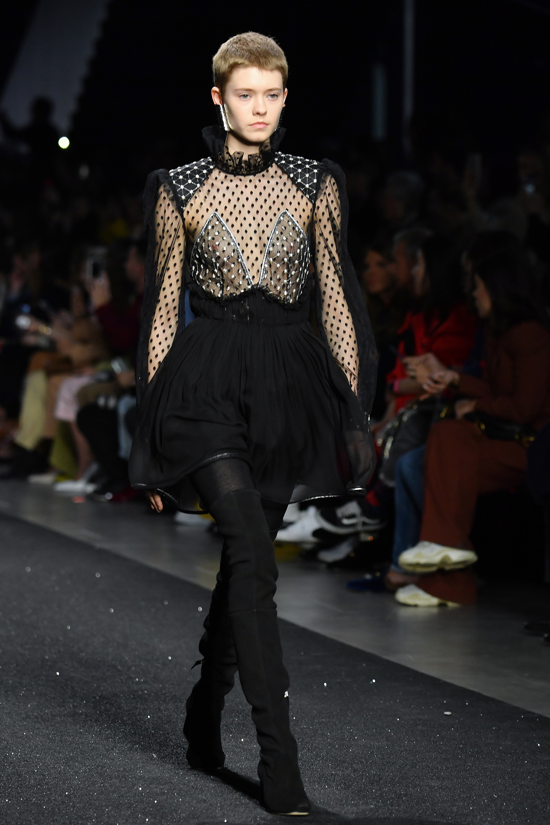 Bucaneras de gamuza y vestido de plumetí con cuello cisne, un look clásico