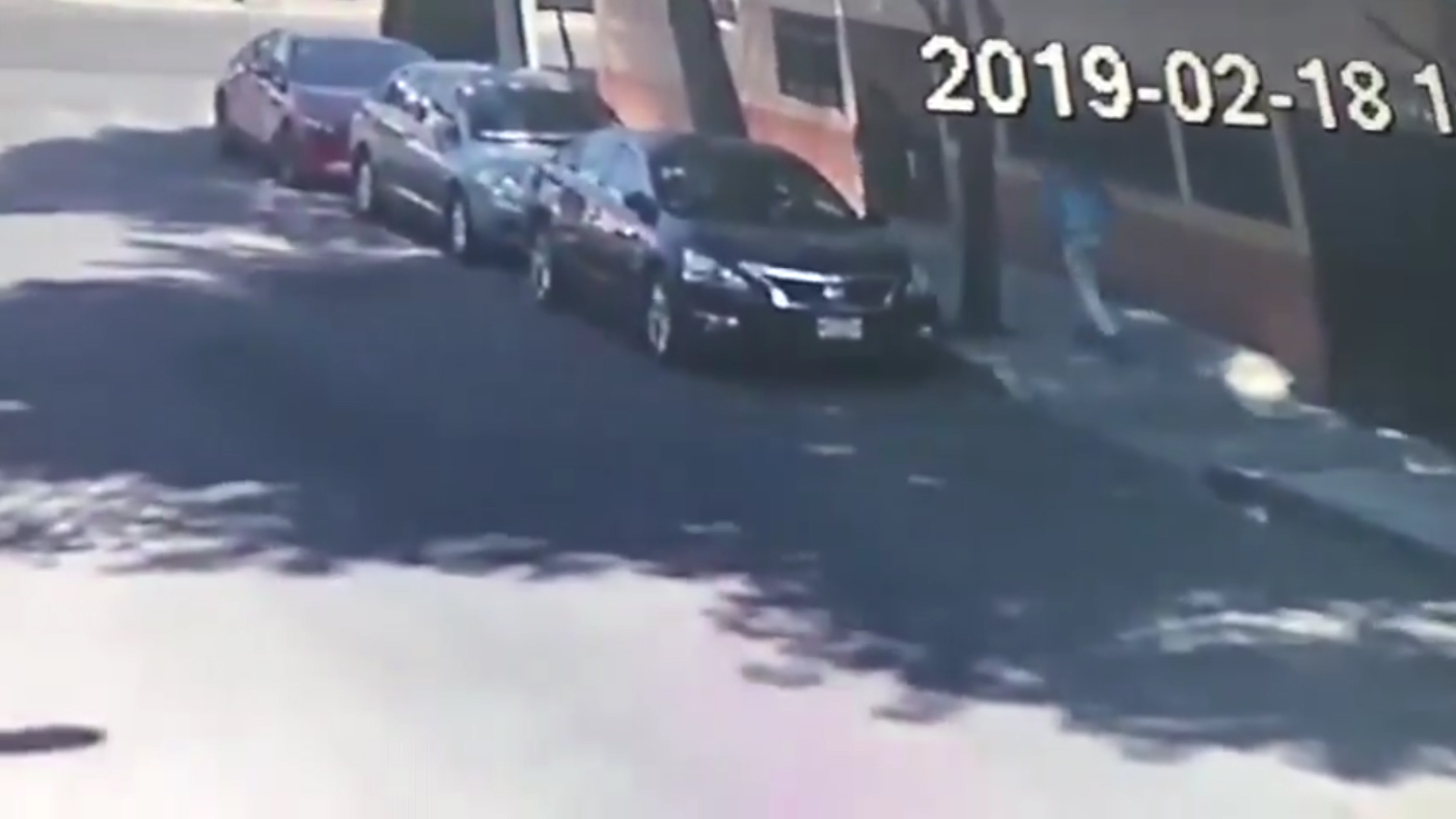 El hombre se levantó del suelo, donde permaneció la mujer hasta que su agresor huyó en sentido contrario con sus pertenencias (Foto: captura de pantalla)