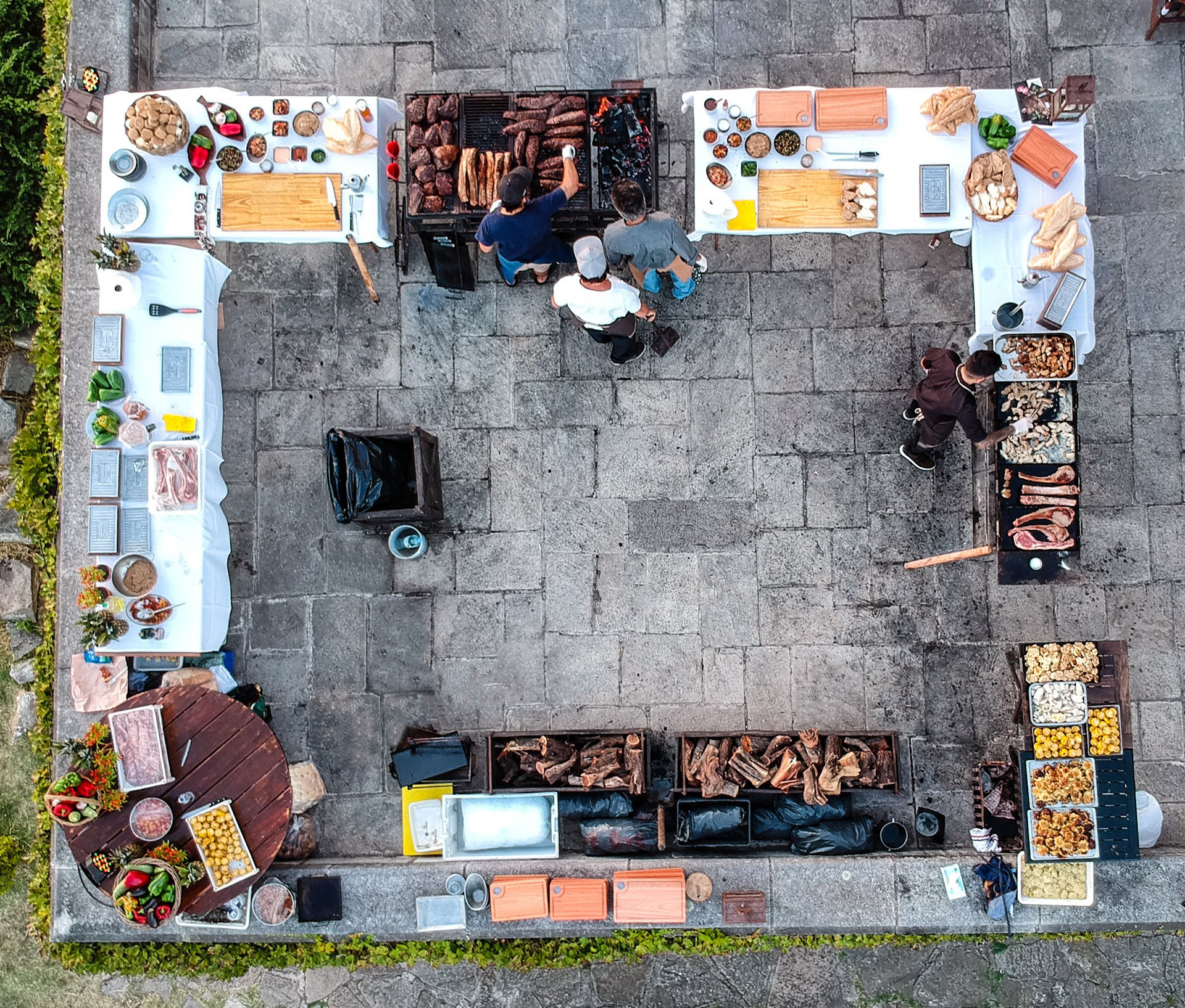 Cocina de fuegos con carnes de Cabaña Juramento