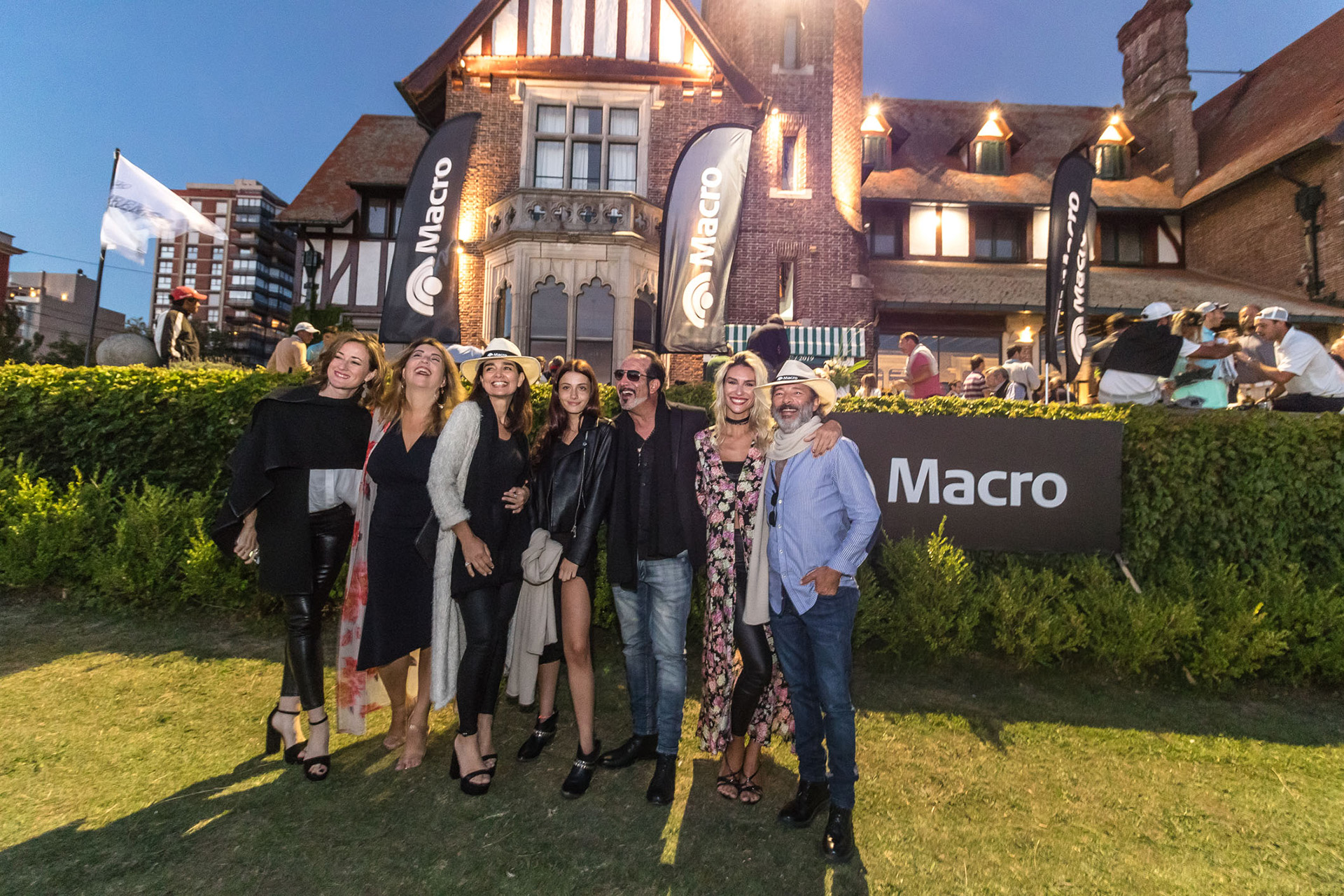 Agustina Mayeregger, Nata Álvarez, Vero Varano, Anita Fiore, Alejandro Fiore, Paula Morales y Fabián Vena