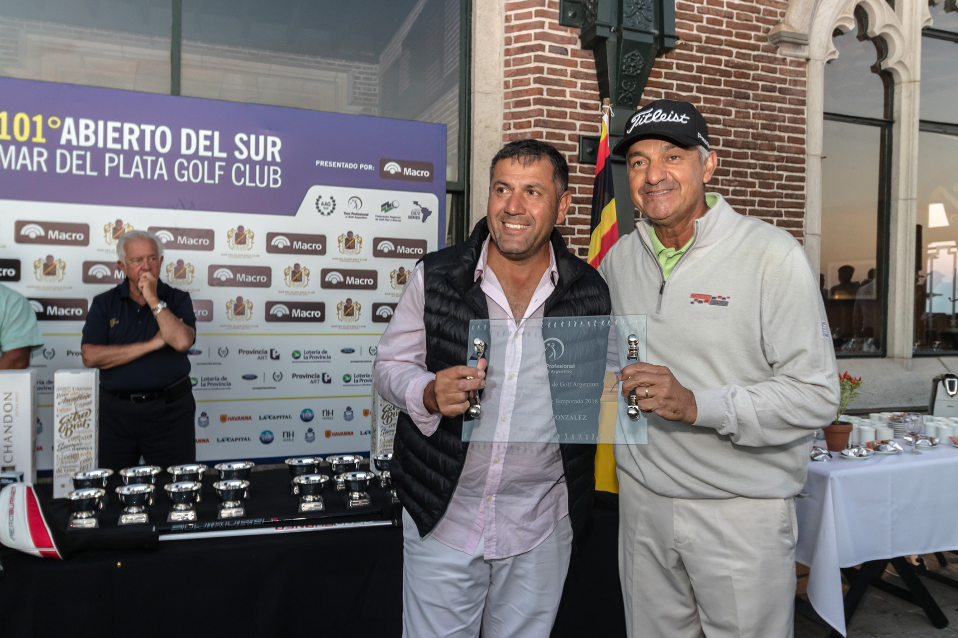 Ricardo González y César Monasterio, presidente del Tour de Profesionales