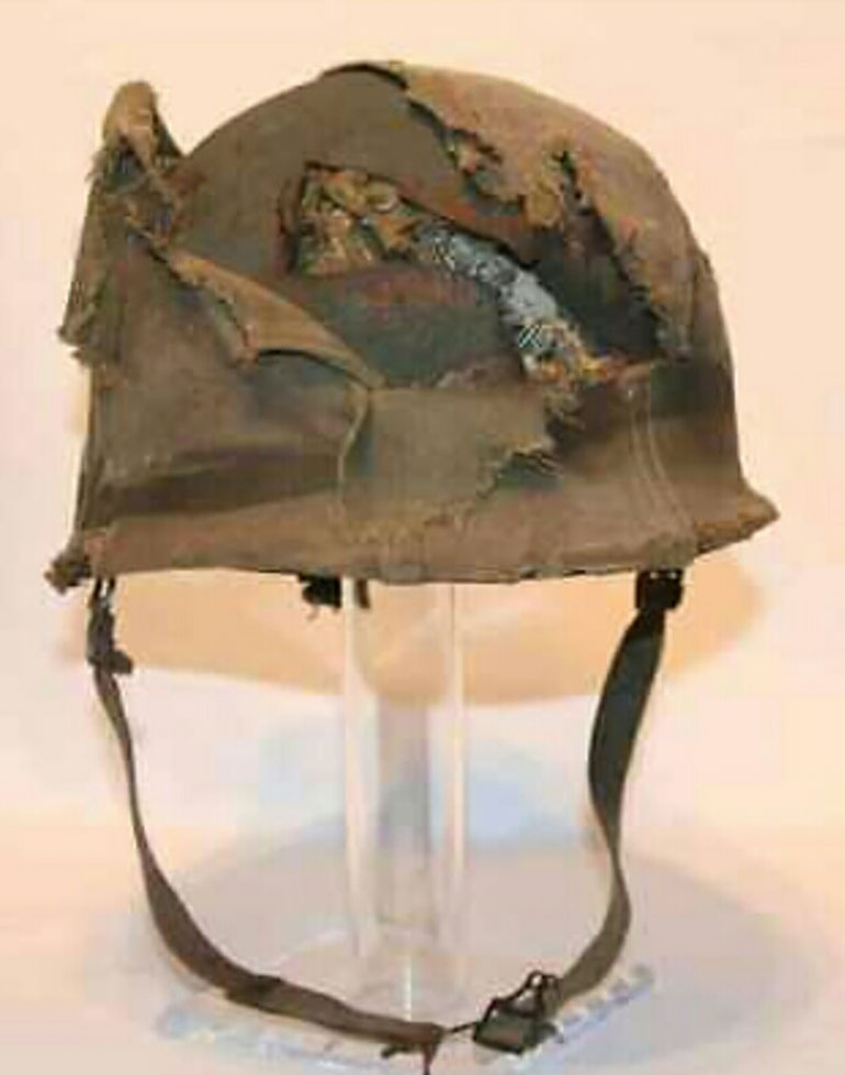 El casco dañado del veterano argentino que combatió en Monte Longdon