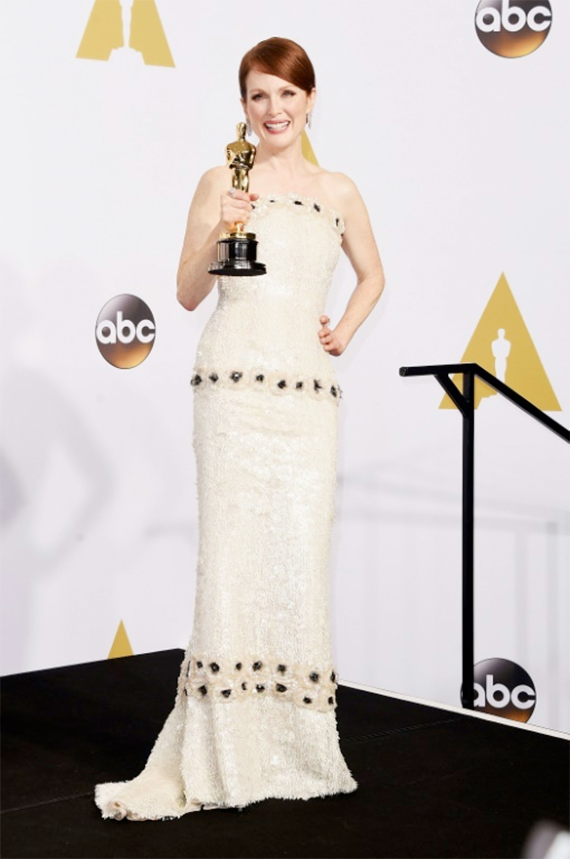 La actriz Julianne Moore recibió su Óscar a la mejor actriz con un vestido de Chanel en 2015 (GETTY IMAGES NORTH AMERICA/AFP – Jason Merritt)