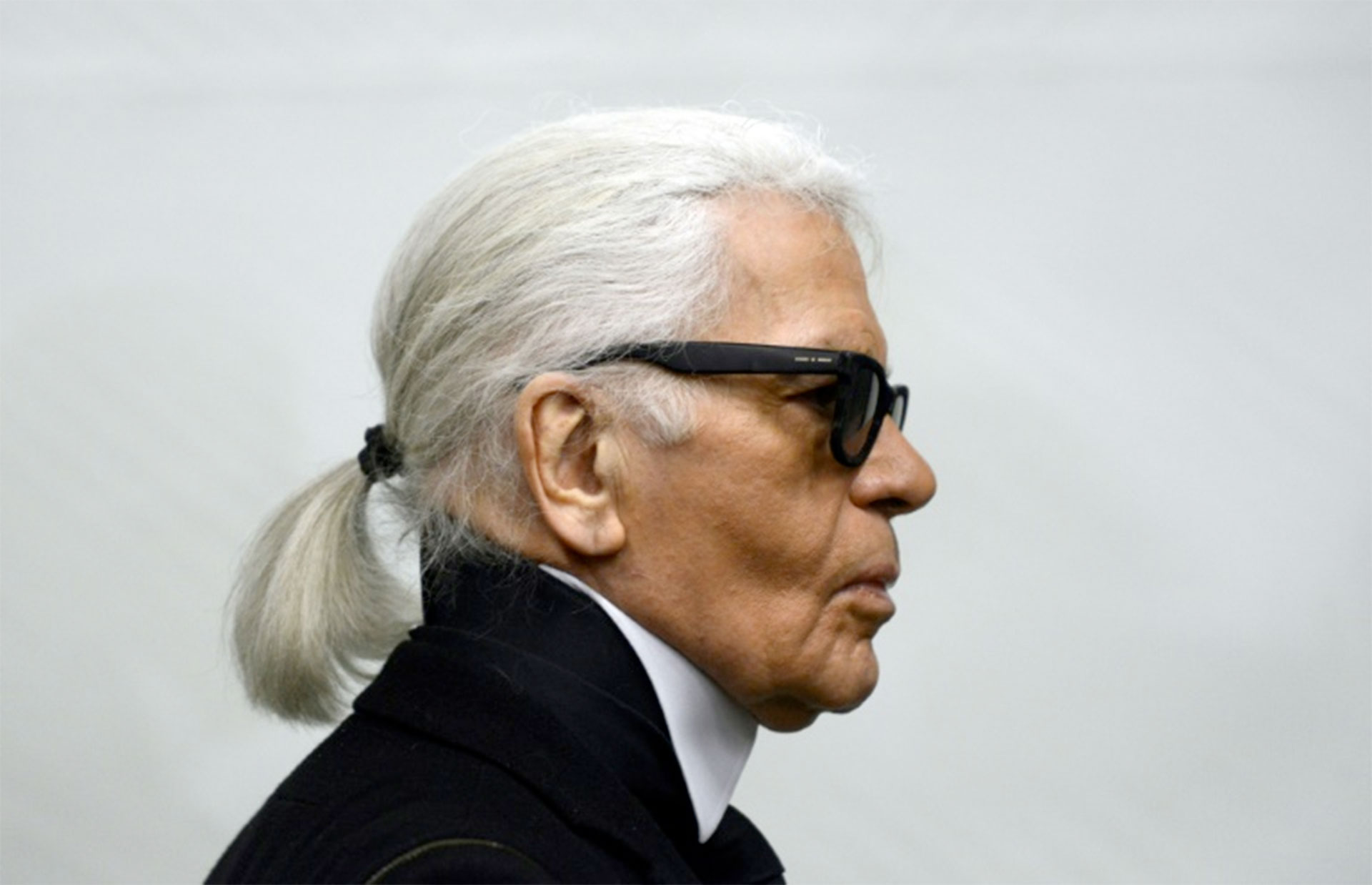 Fotografía del 14 de febrero de 2014, del diseñador alemán Karl Lagerfeld en una exposición del museo Folkwang en Essen, Alemania (DPA/AFP – Caroline Seidel)