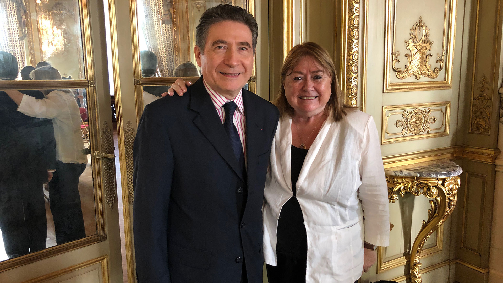 La ex canciller Susana Malcorra junto al embajador Pierre Henri Guignard