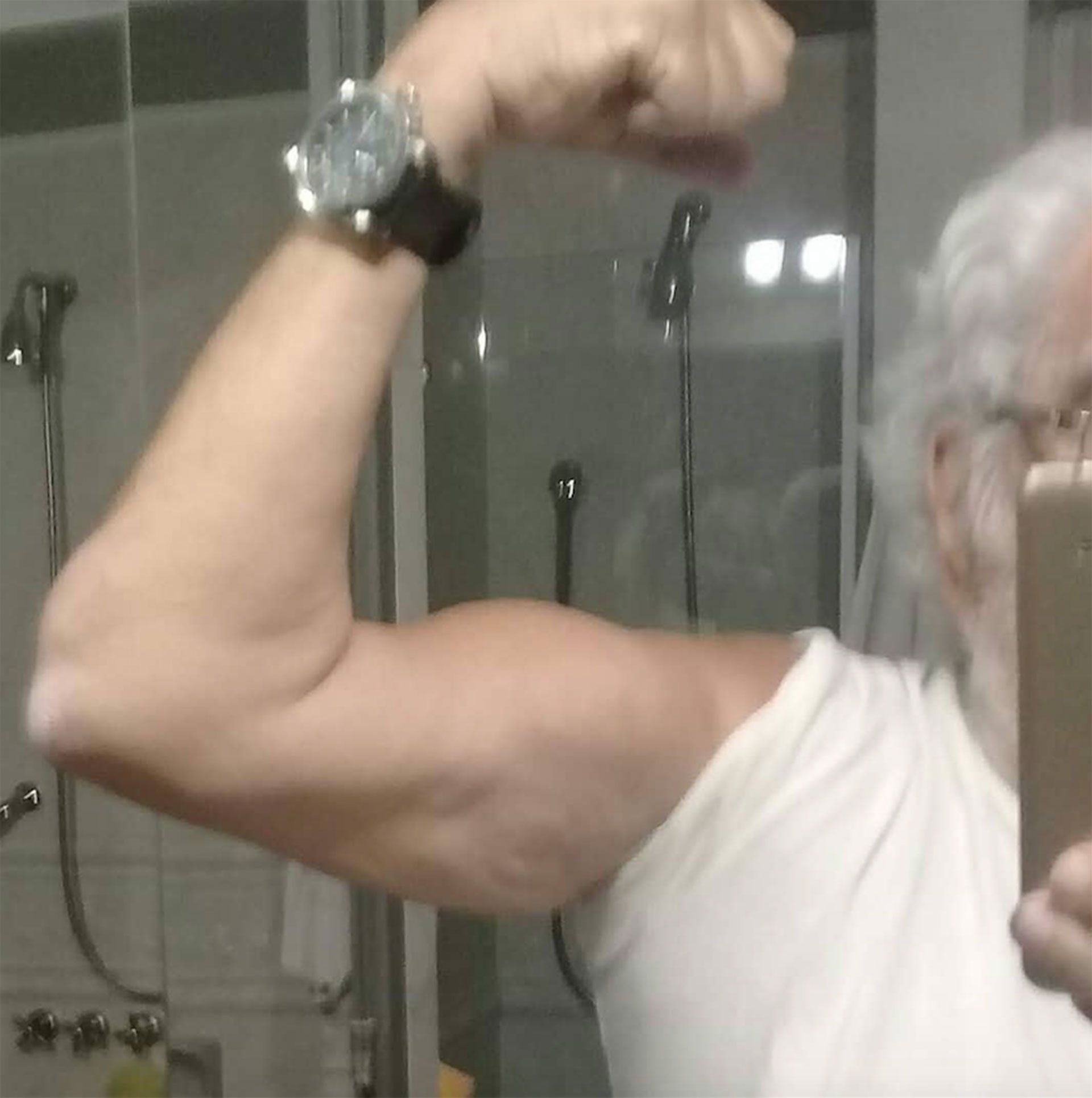 El bíceps de Pacho lo dice todo: pura fuerza y vitalidad.