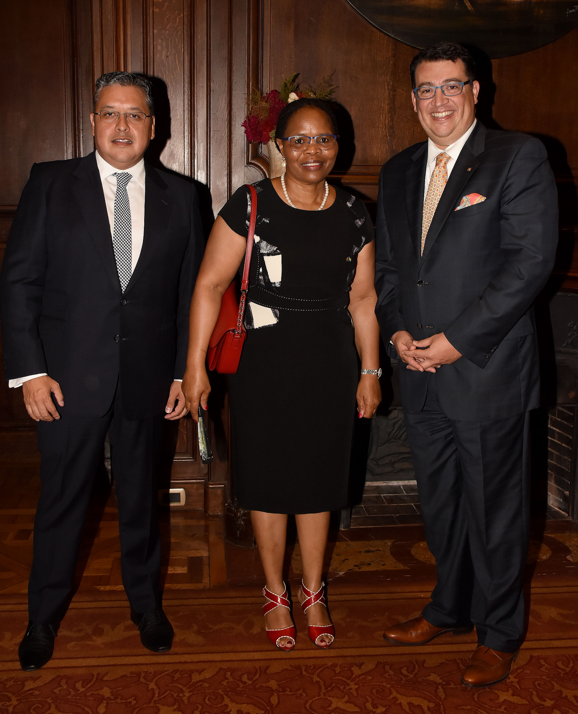 Ariel Blufstein, Phumelele Gwala -embajadora de Sudáfrica en Argentina – y Tulio Hochkoepplervicepresidente regional y gerente general