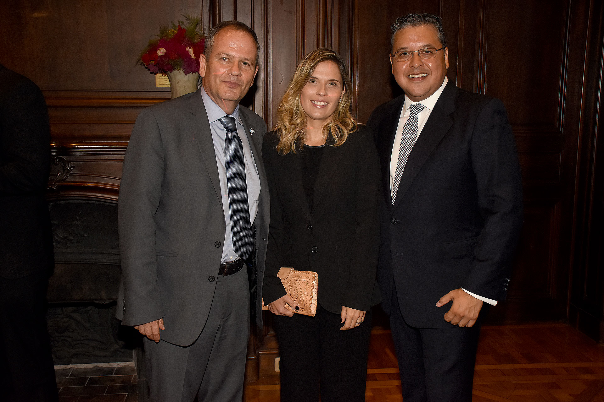 Ilan Stzulman, embajador de Israel en Argentina junto a su mujer y Ariel Blufstein, anfitrión del evento