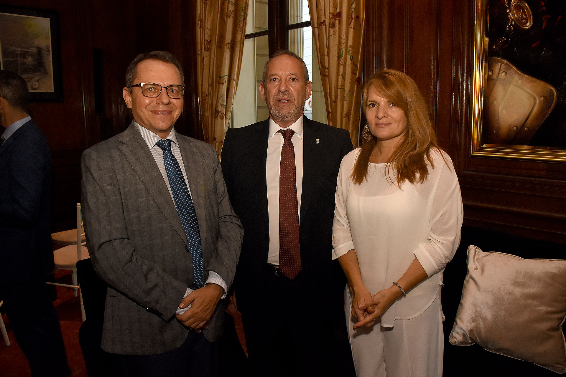 Yurii Diudin, embajador de Ucrania en Argentina, junto a Emilio Perina, director general del archivo General de la Nación y su esposa