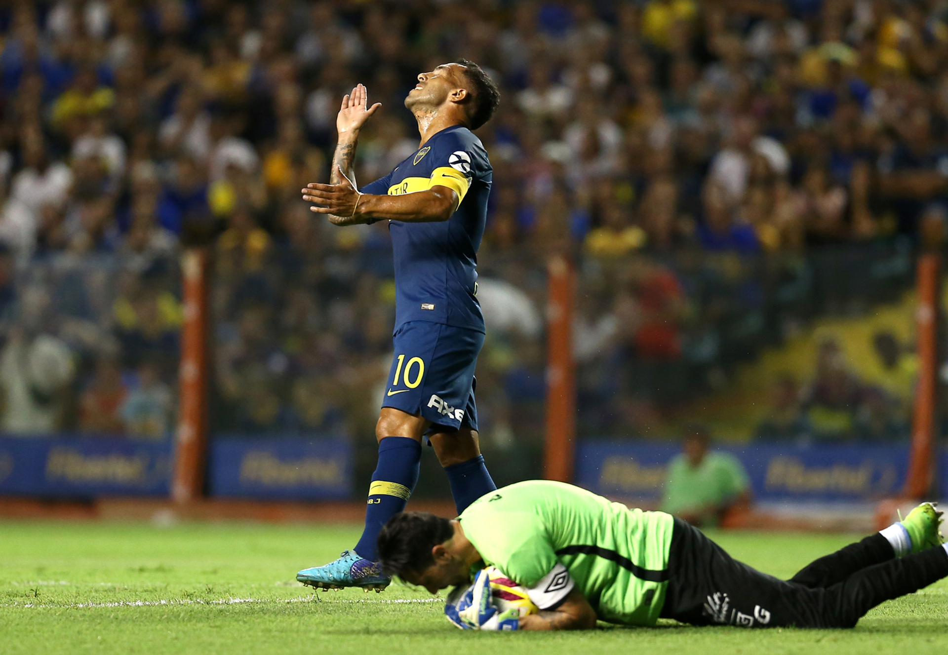 Carlos Tevez volvió a ser titular y fue reemplazado en el complemento por Darío Benedetto (FotoBaires)