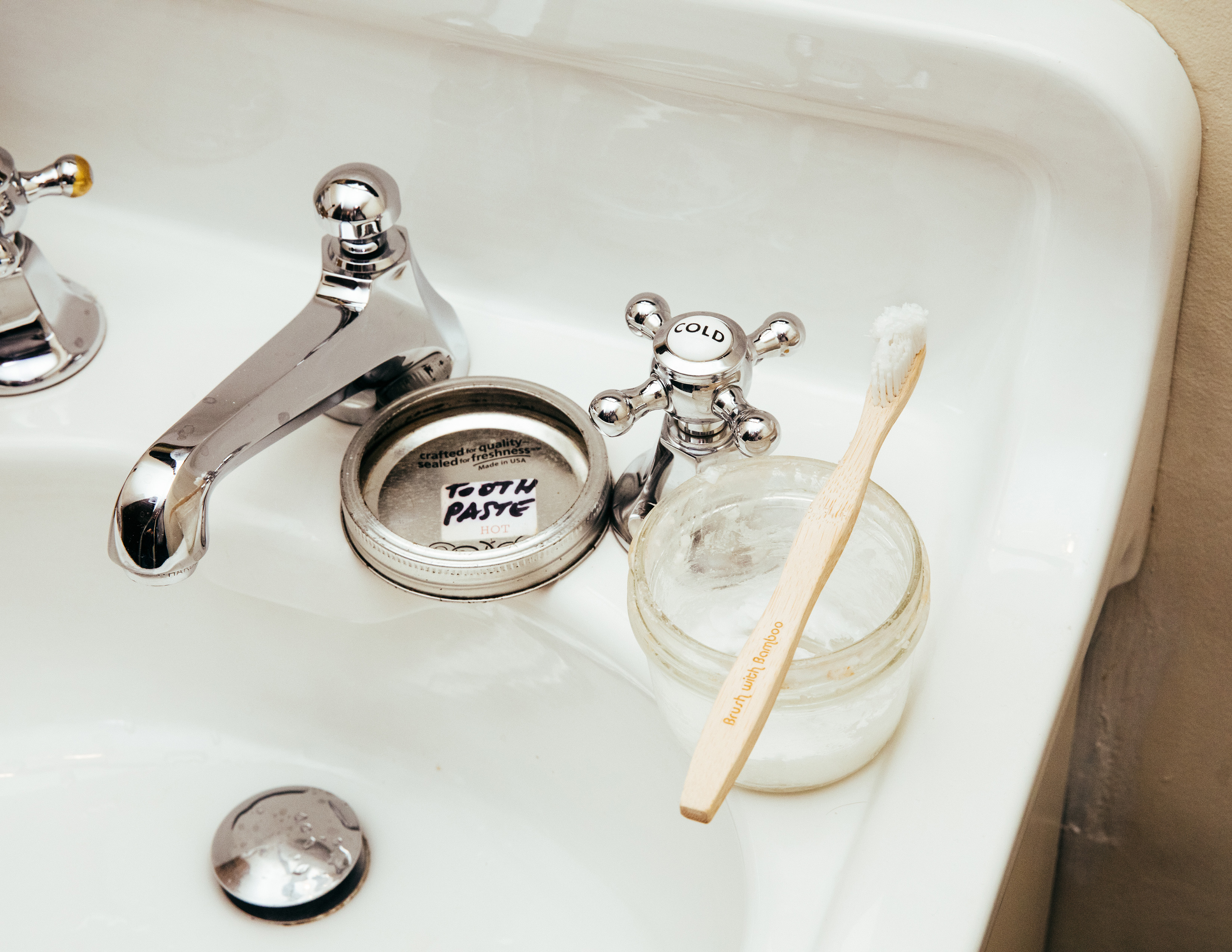El cepillo de dientes de Dianna Cohen es de bamboo. (Adam Amengual/The New York Times)
