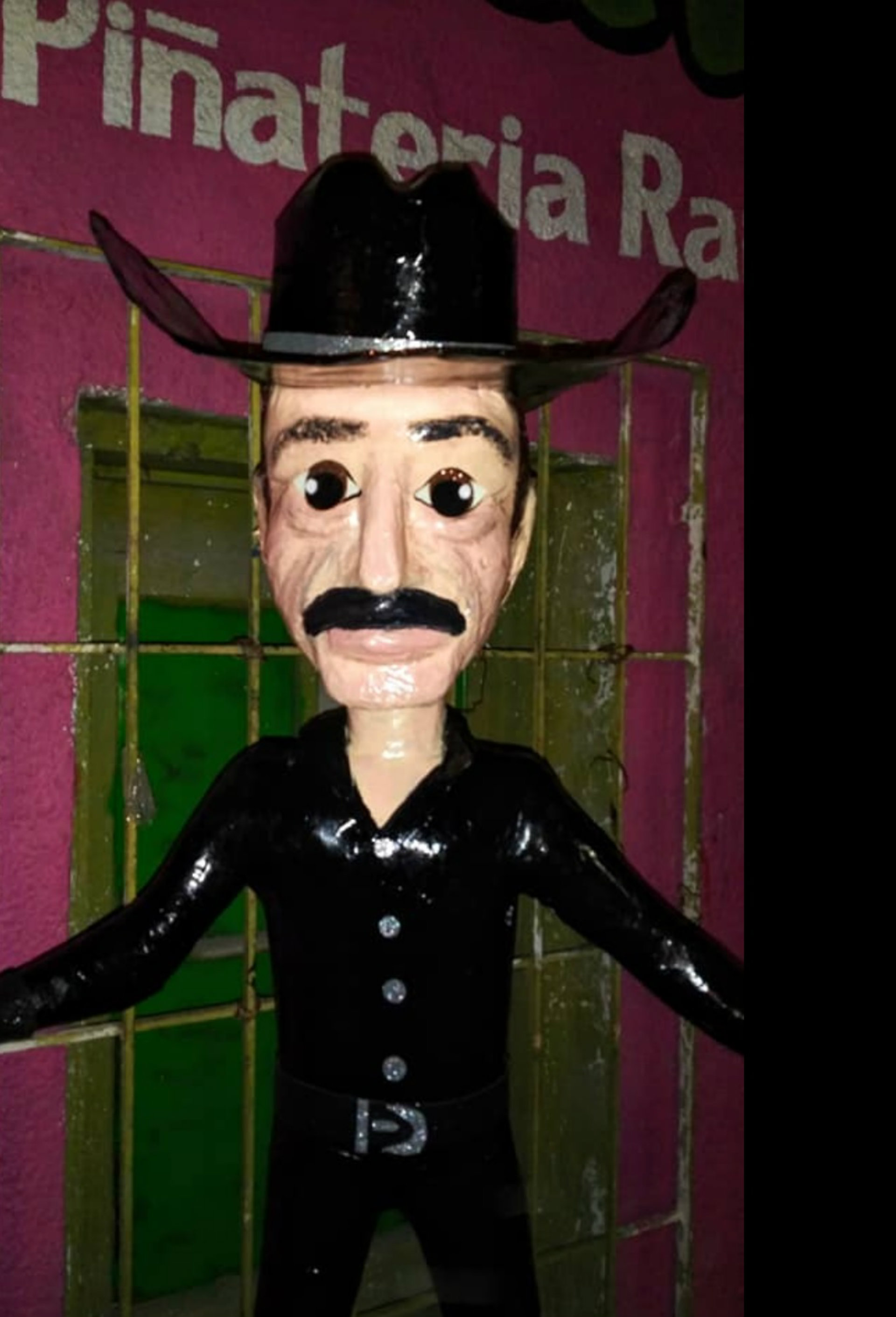 Así la piñata de Sergio Goyri