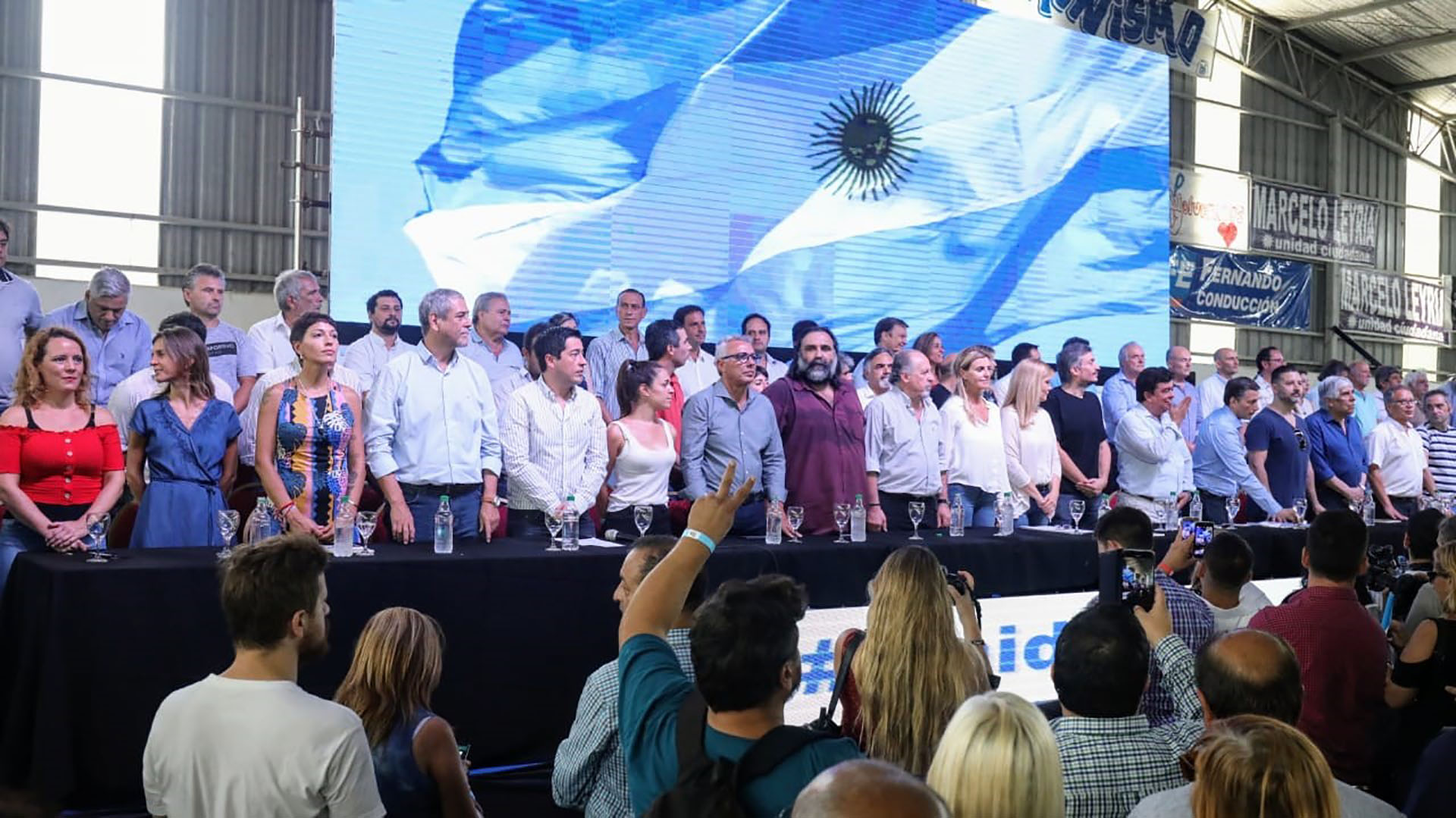 En el Congreso se unieron intendentes , dirigentes sindicales y legisladores del kirchnerismo