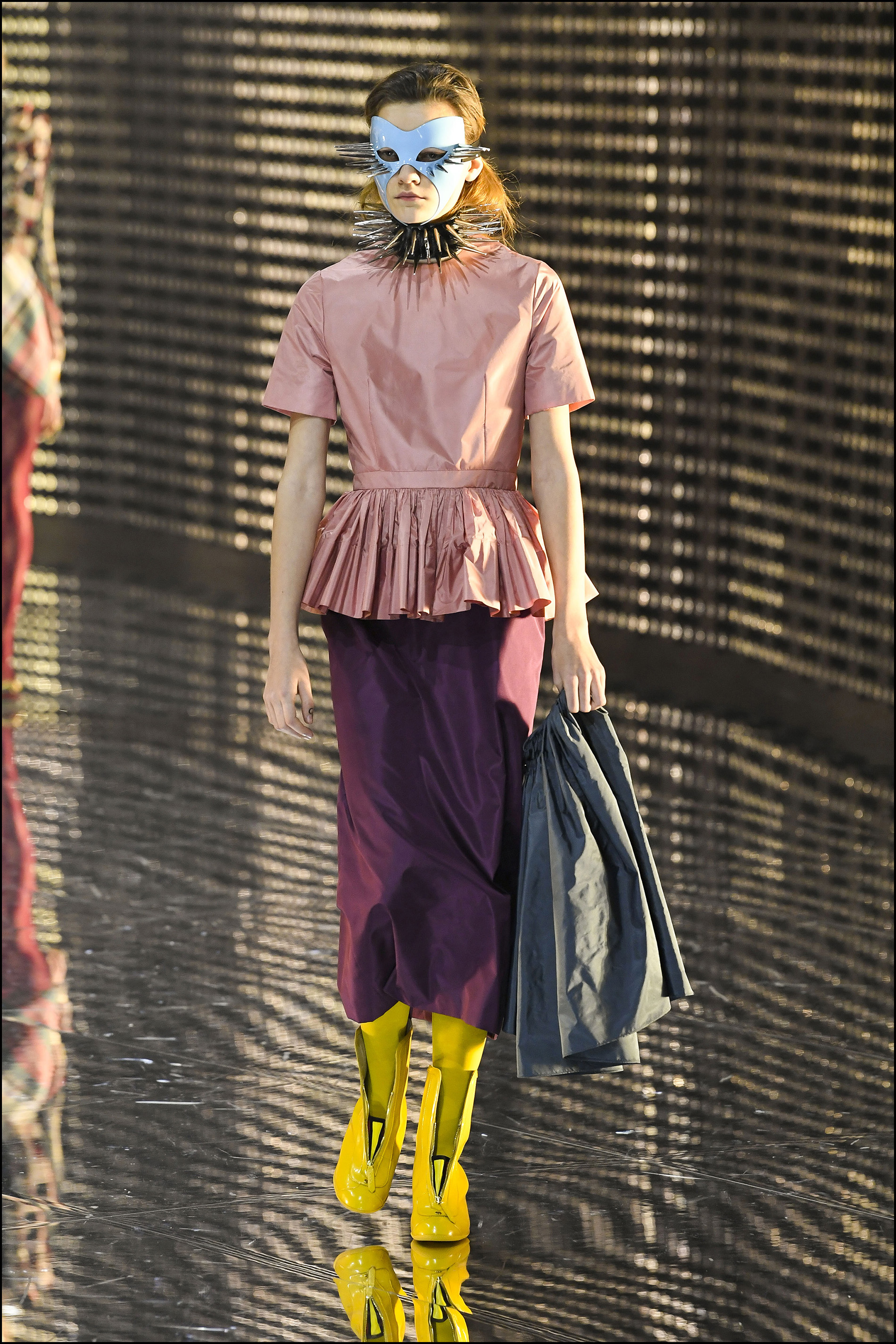 Faldas midi + blusas con péplum + collares con pinchos + máscara.