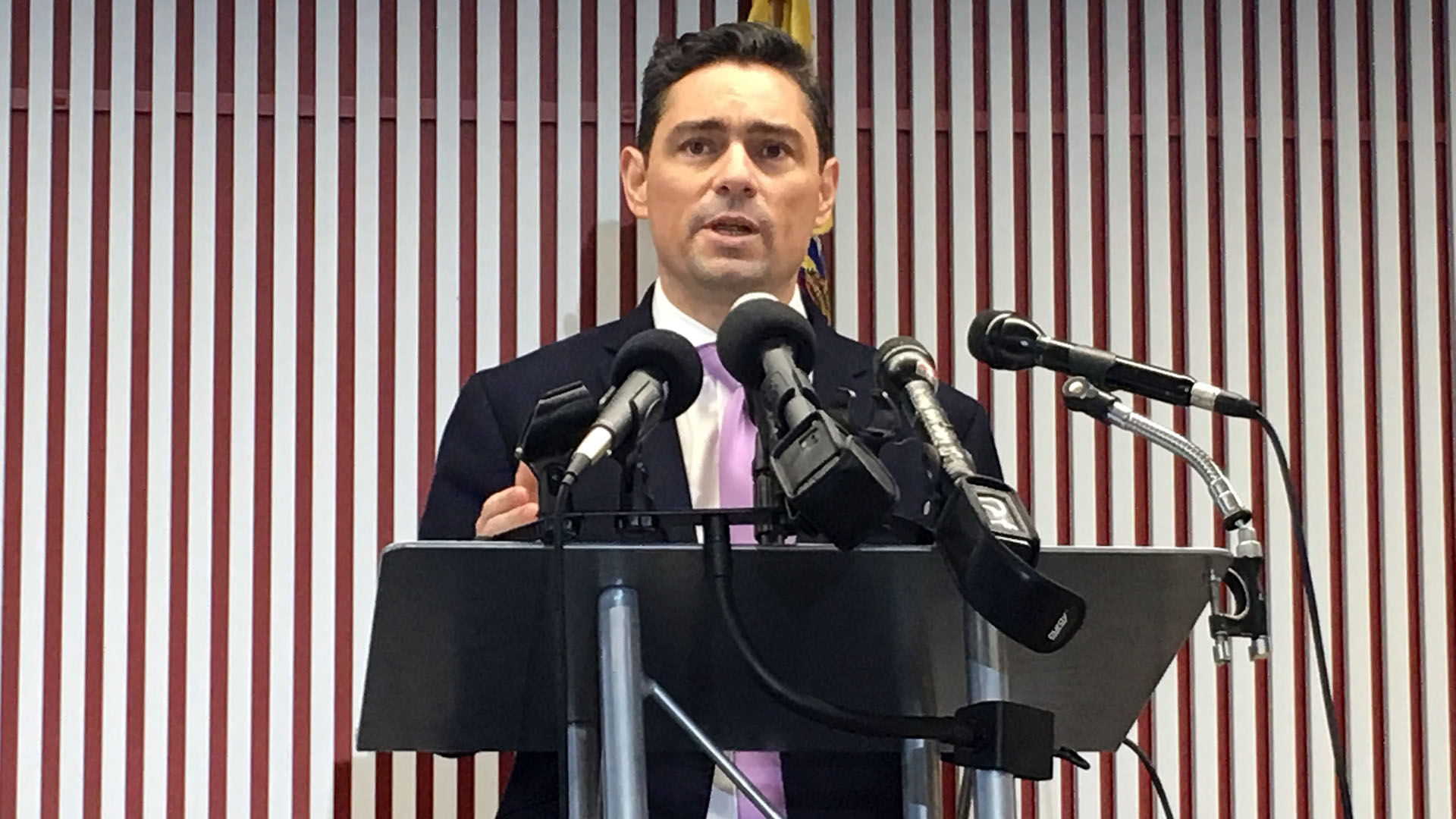 Carlos Vecchio, nuevo embajador de Venezuela en Estados Unidos, durante la conferencia de prensa que brindó este jueves.