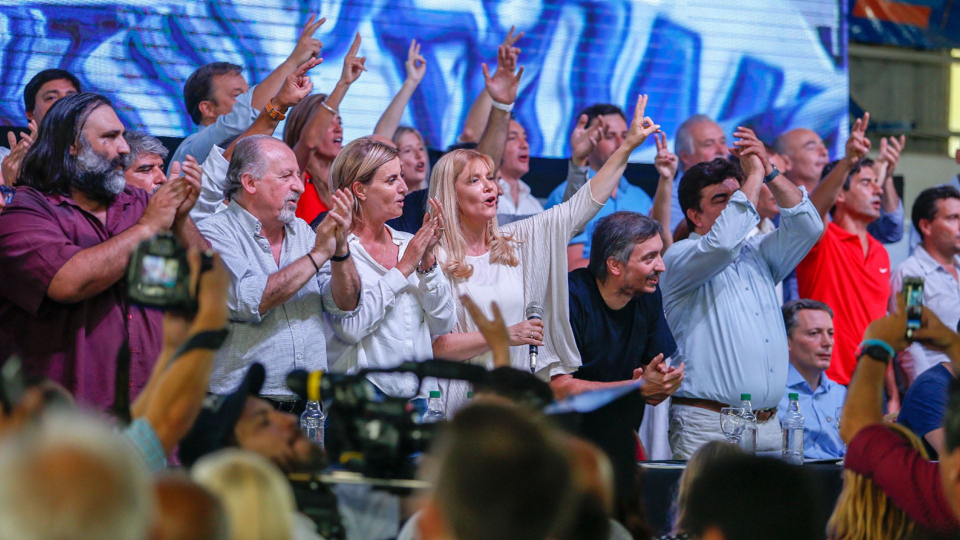 Los dirigentes entonaron la marcha peronista en el comienzo del acto