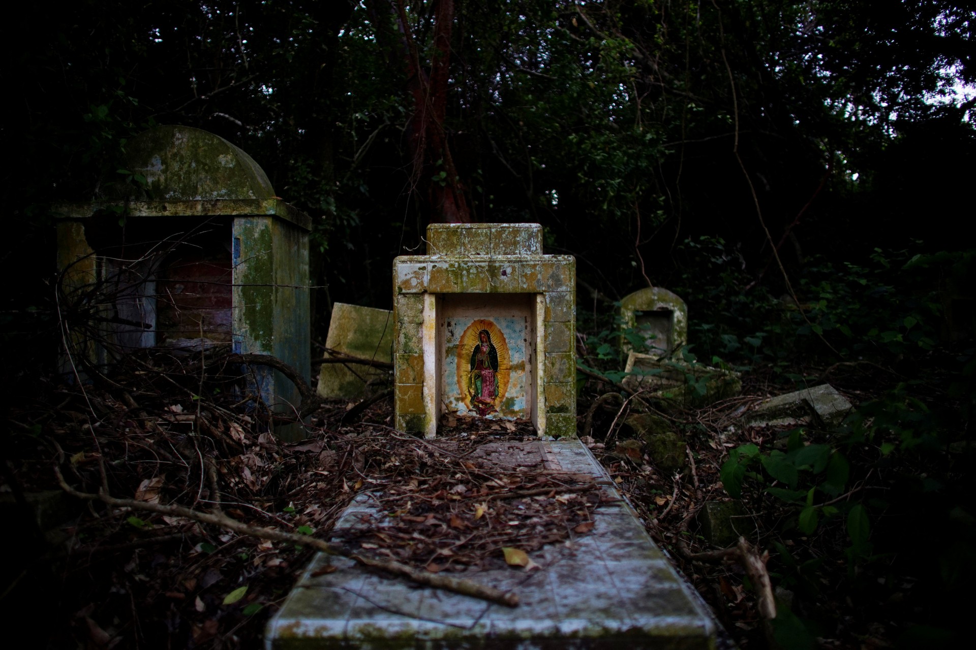 Una imagen de la Virgen María se muestra en una tumba en el cementerio Cabezal Puerto Ceiba, en Paraiso, México, el 8 de diciembre de 2018.
