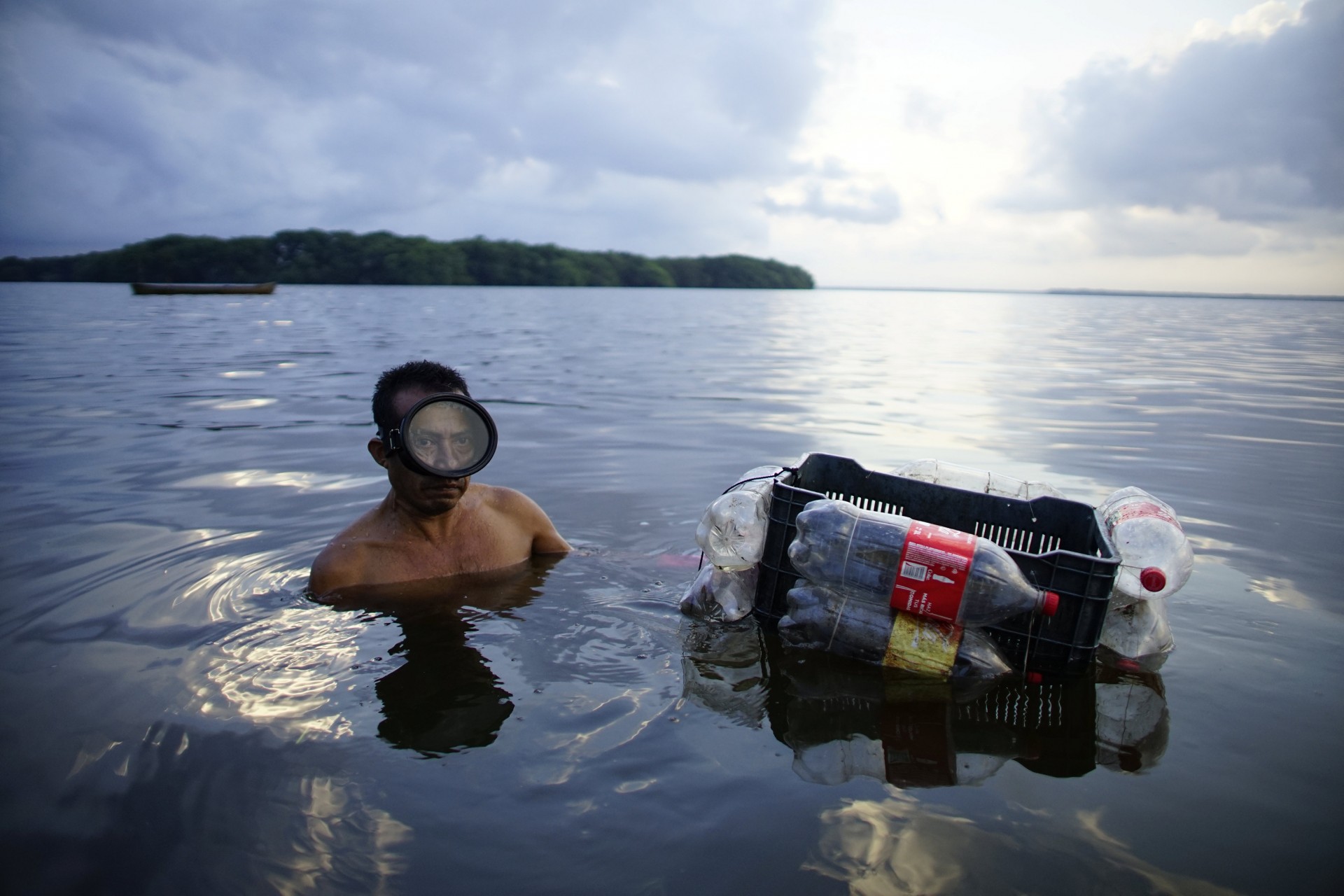 El pescador Carlos Reyes atrapa ostras en un área de manglares en la laguna de Mecoacan cerca de Paraiso, México, el 9 de diciembre de 2018.