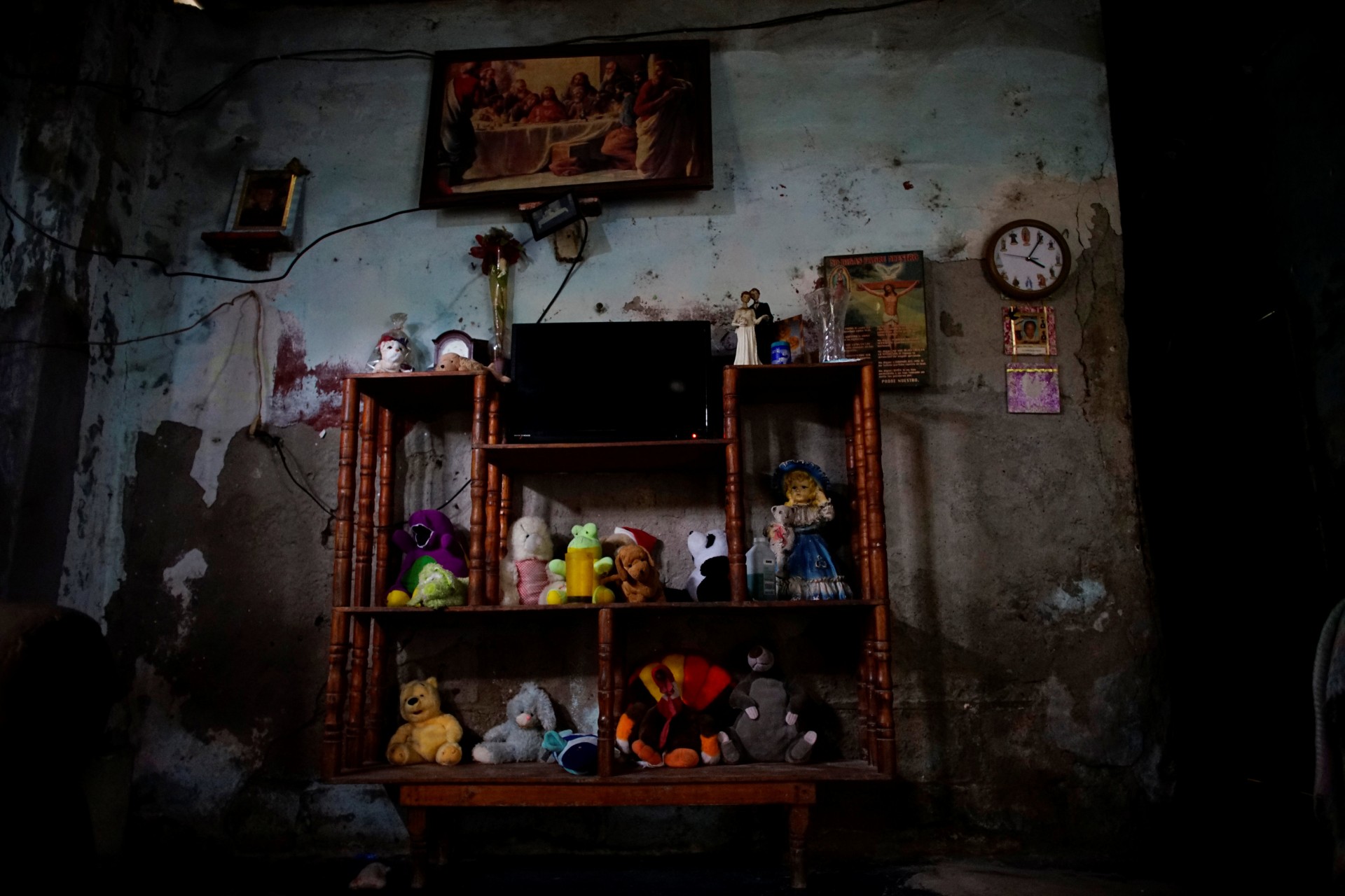 Una vista de la sala de estar del pescador Humberto Campo, en la aldea de Chiltepec, en Paraiso, México, el 9 de diciembre de 2018.