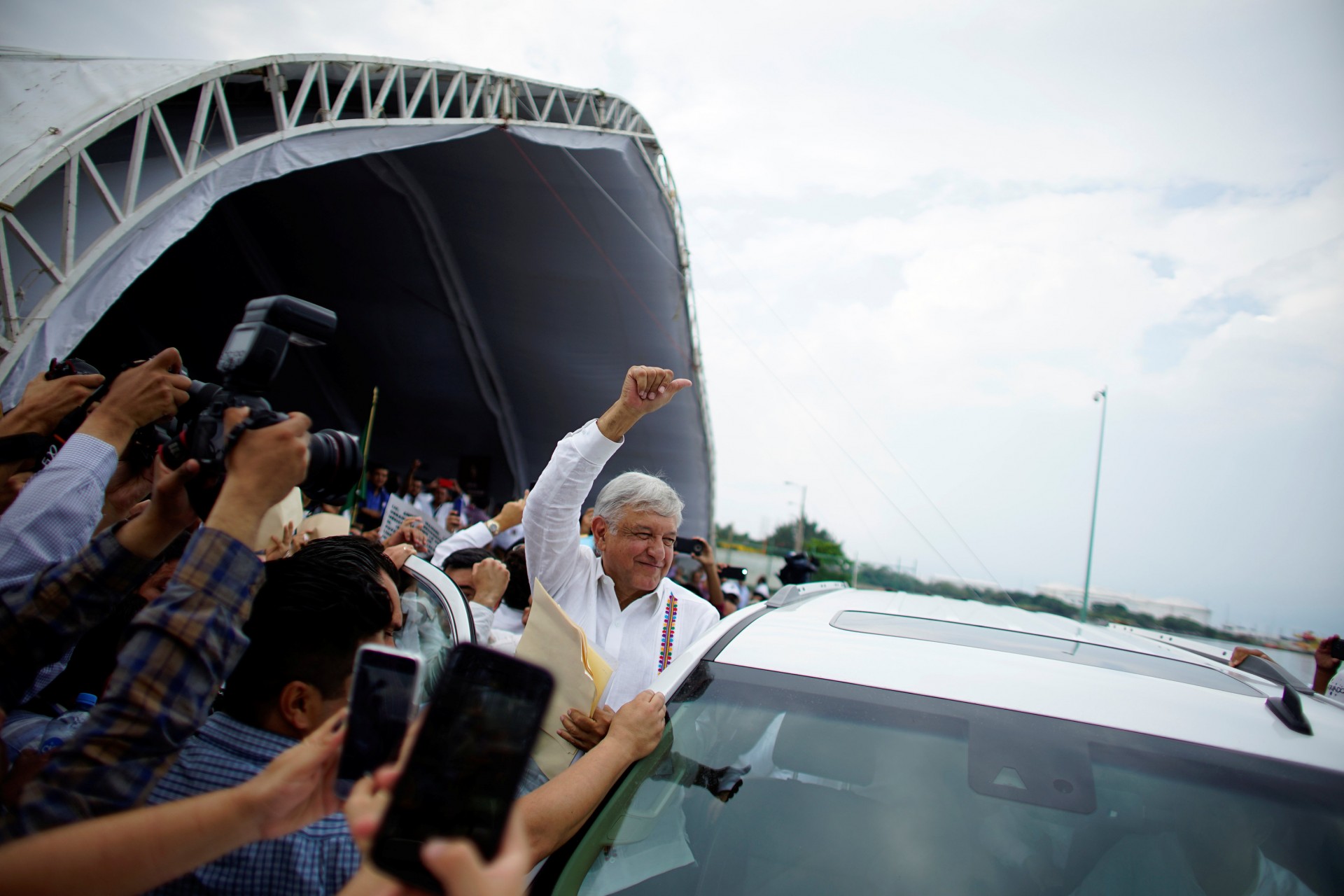 El nuevo presidente de México, Andrés Manuel López Obrador reacciona ante los partidarios después de un evento para revelar su plan de refinación de petróleo en Paraiso, estado de Tabasco, México, 9 de diciembre de 2018.