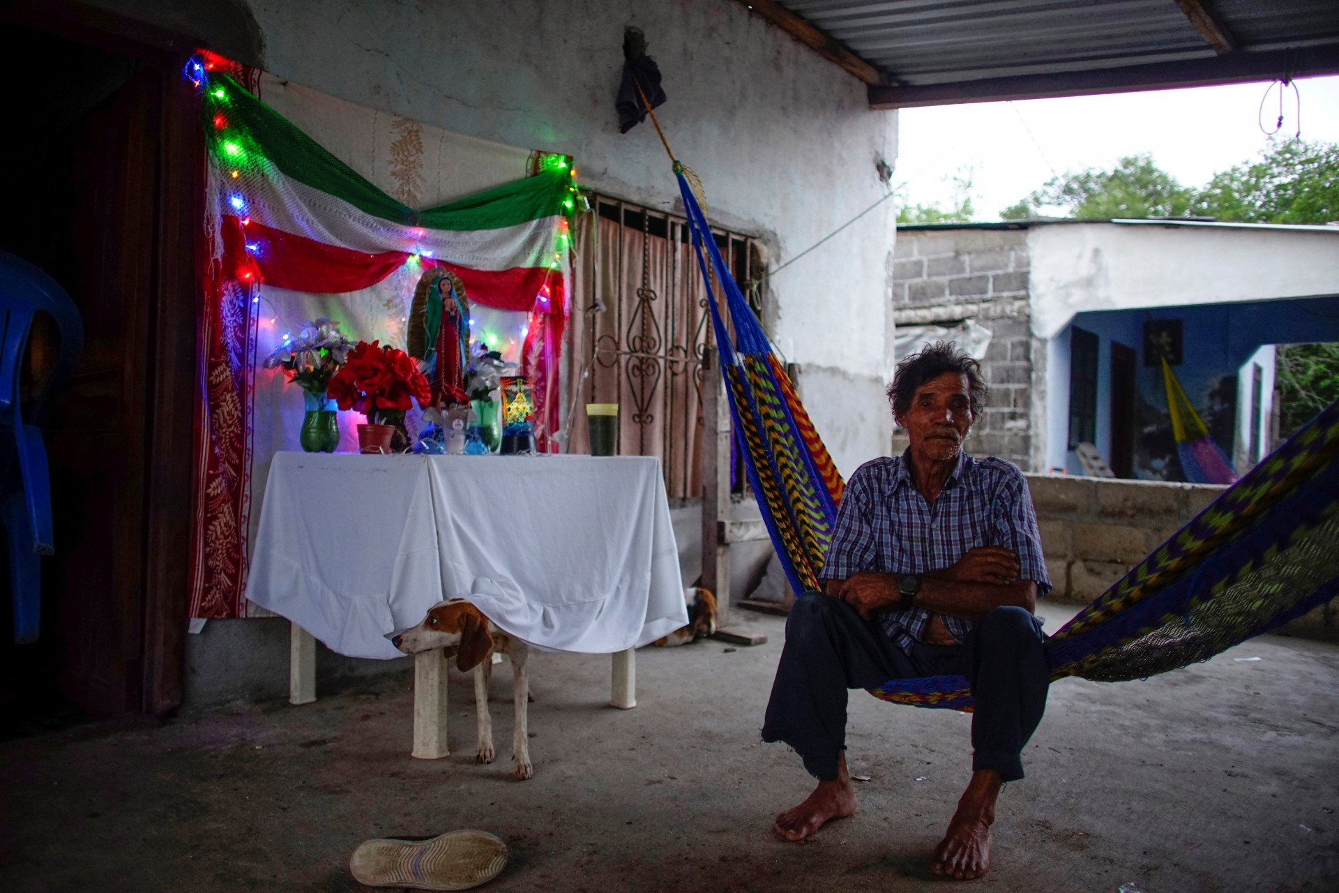 El pescador Humberto Campo, de 77 años, mira la cámara mientras se sienta en su porche en la aldea de Chiltepec, en Paraiso, México, el 9 de diciembre de 2018.