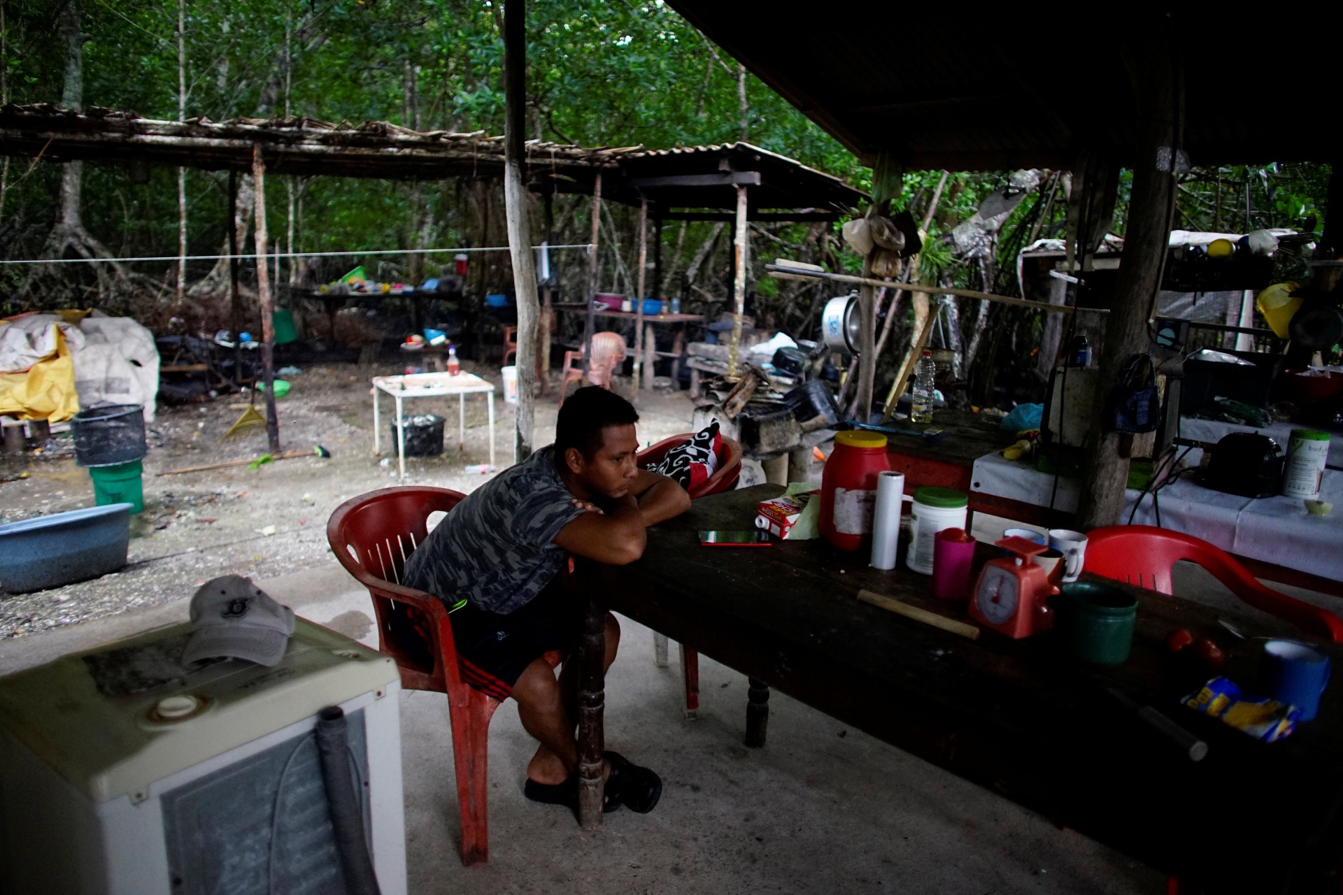 El pescador Rafael de la Cruz descansa en su casa en el pueblo de Chiltepec, en Paraiso, México, el 9 de diciembre de 2018.