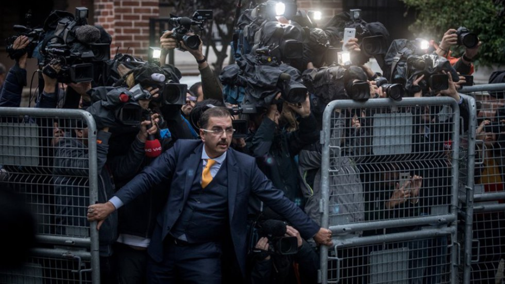 Fotógrafos esperan a las puertas de la Embajada de Arabia Saudita en Estambul, luego de que se conociera la desaparición del periodista Jamal Khashoggi. (CHRIS MCGRATH GETTY IMAGES)