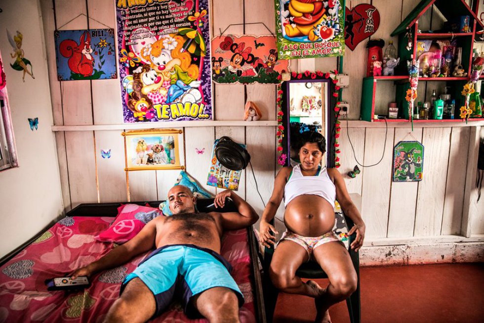 Yordalis, una ex guerrillera de las FARC, observa televisión con su compañero en uno de los campamentos dispuestos por el Gobierno colombiano. El grupo insurgente prohibía a sus integrantes a tener hijos. Mientras estuvo en la guerrillera la mujer abortó en cinco ocasiones. (CATALINA MARTIN-CHICO (PANOS)