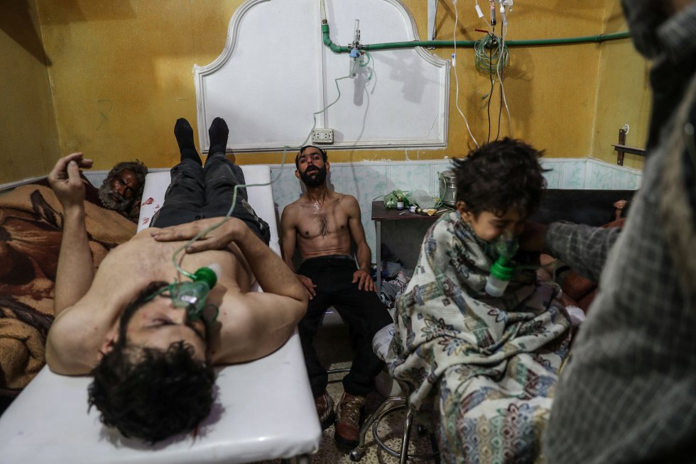 Víctimas de un ataque químico perpetrado por el régimen de Bashar al Assad en febrero de 2018 en Guta Oriental, Damasco, Siria. (MOHAMED BADRA)