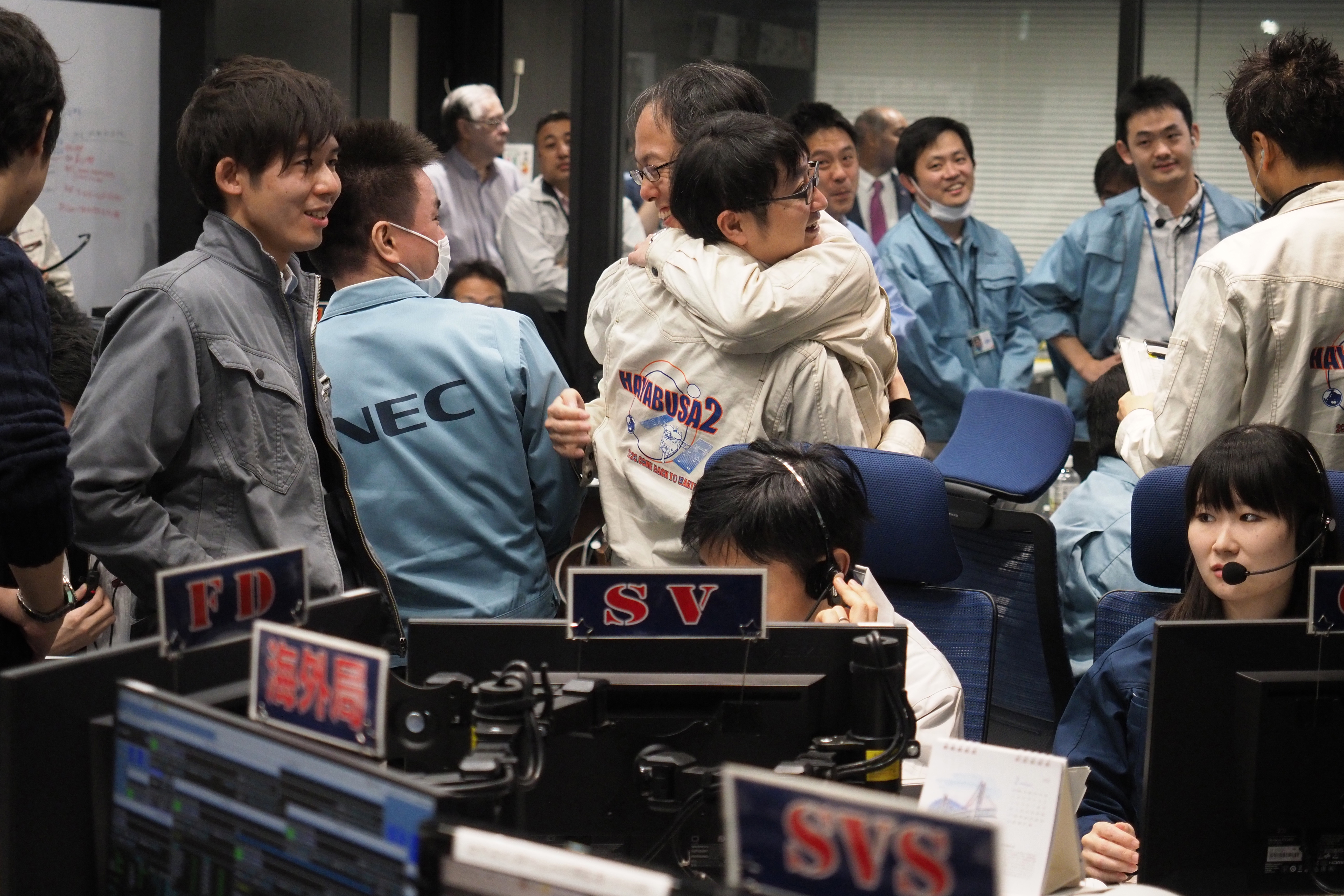 La alegría de los científicos japoneses cuando la sonda dio una señal positiva (ISAS-JAXA / AFP)