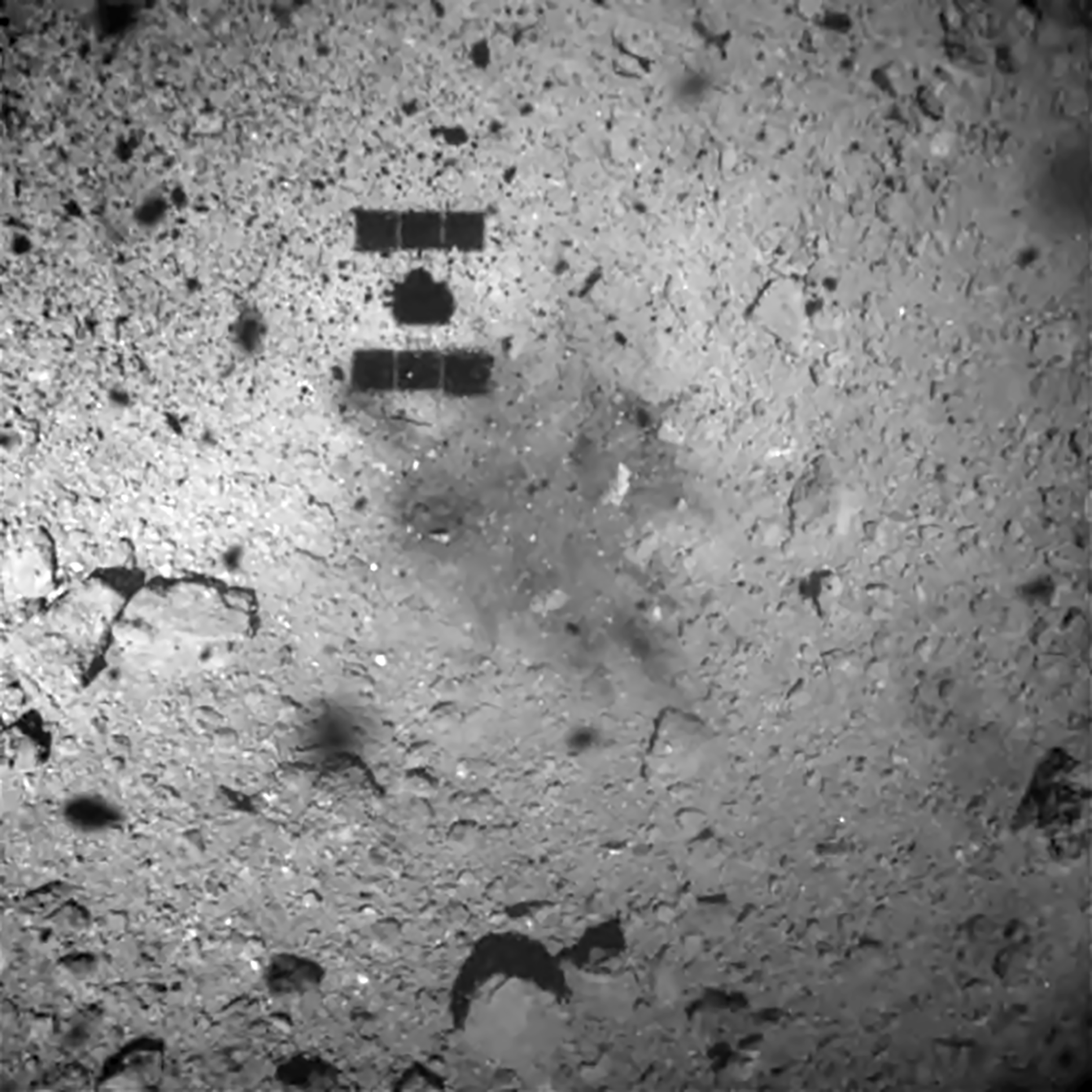 Una foto tomada a una altura de 30 metros de la superficie de Ryugu (Múltiples fuentes/AFP)