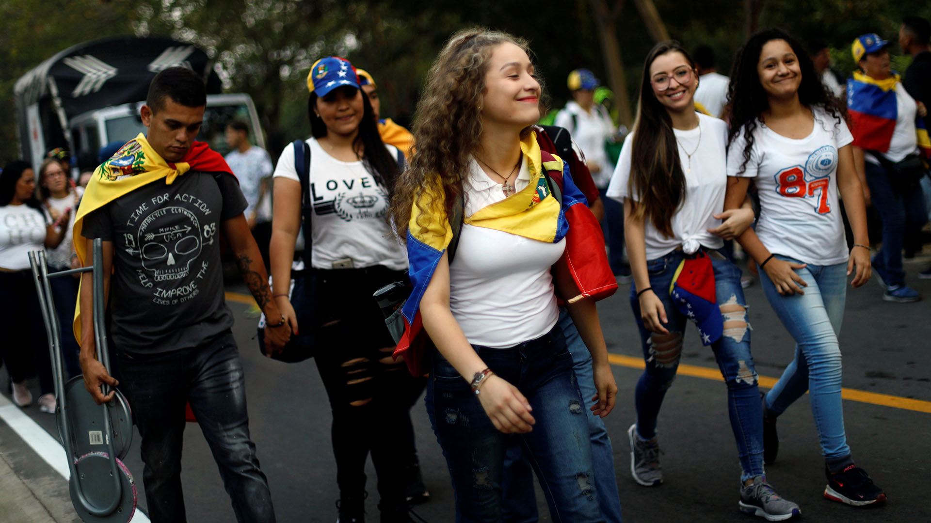 Una gran cantidad de personas llevan banderas venezolanas en sus hombros (Reuters/Edgard Garrido)