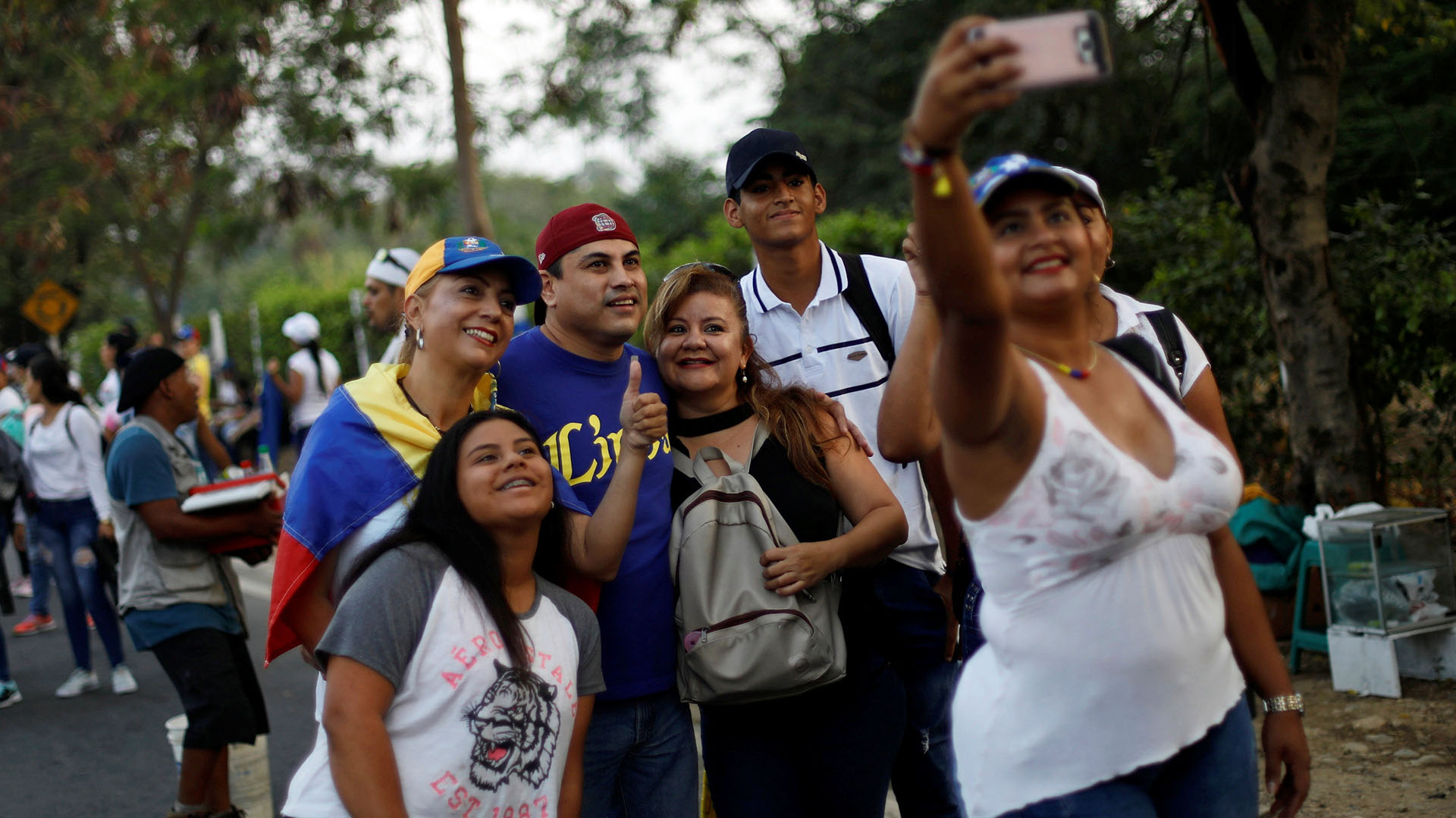 Un grupo de amigo se toma una selfie camino al concierto (REUTERS/Edgard Garrido)