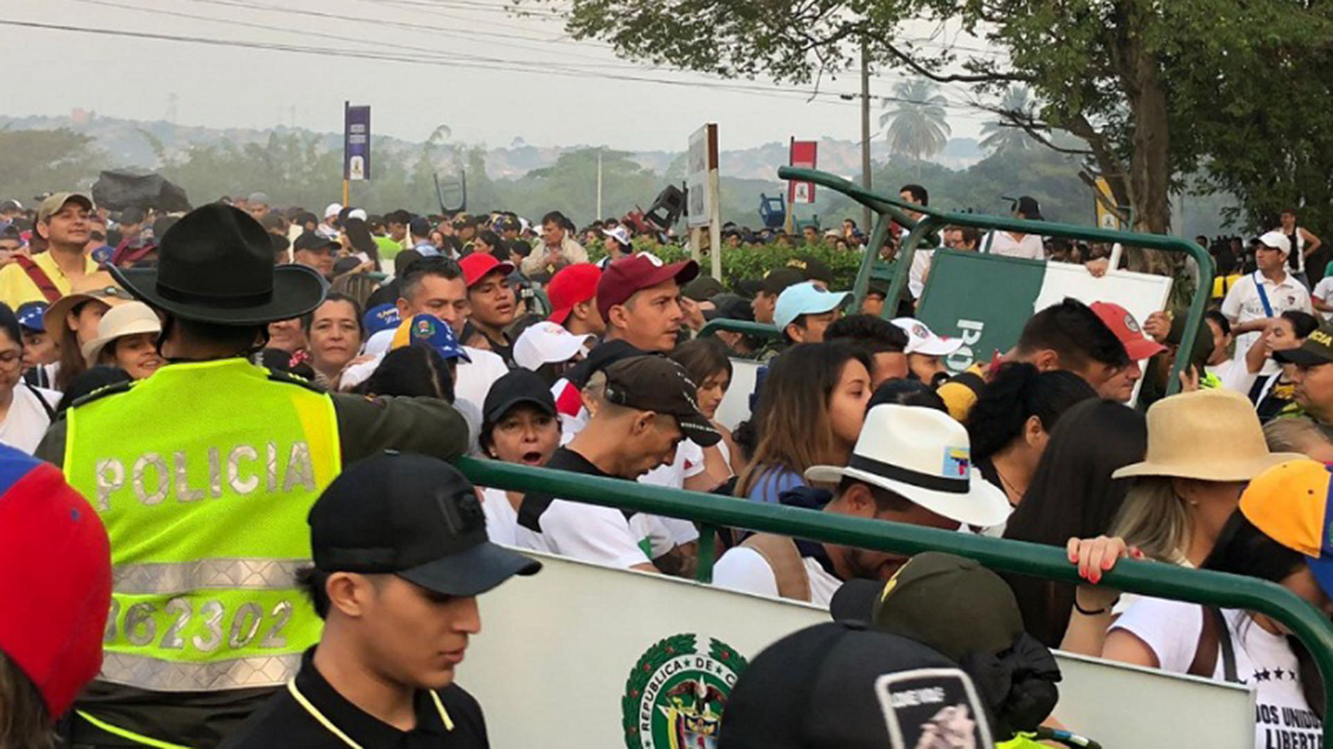 Miles de personas estaban esperando tras acampar durante la noche cerca de las vallas (Twitter: @NoticiasRCN)