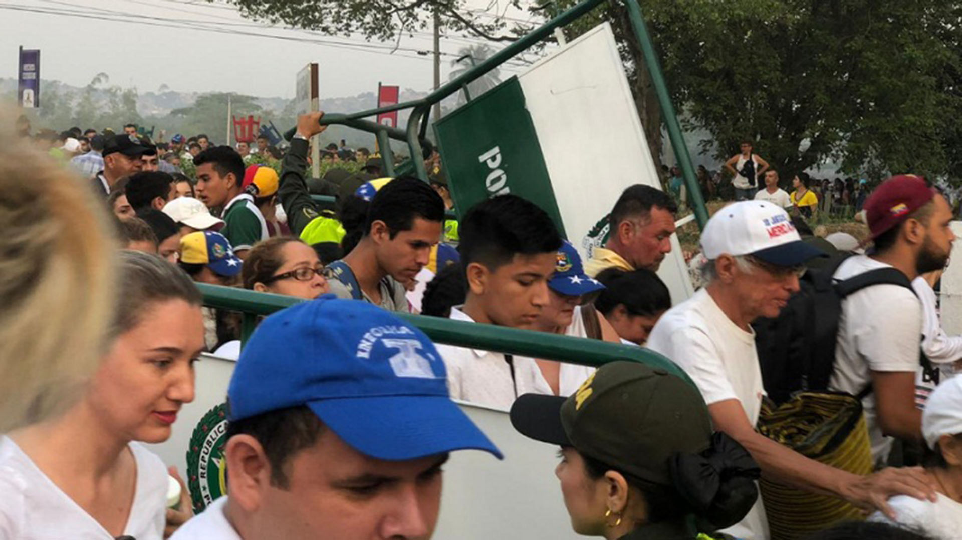 El momento en que se abrieron las puertas de la zona de acceso al festival (Twitter: @NoticiasRCN)