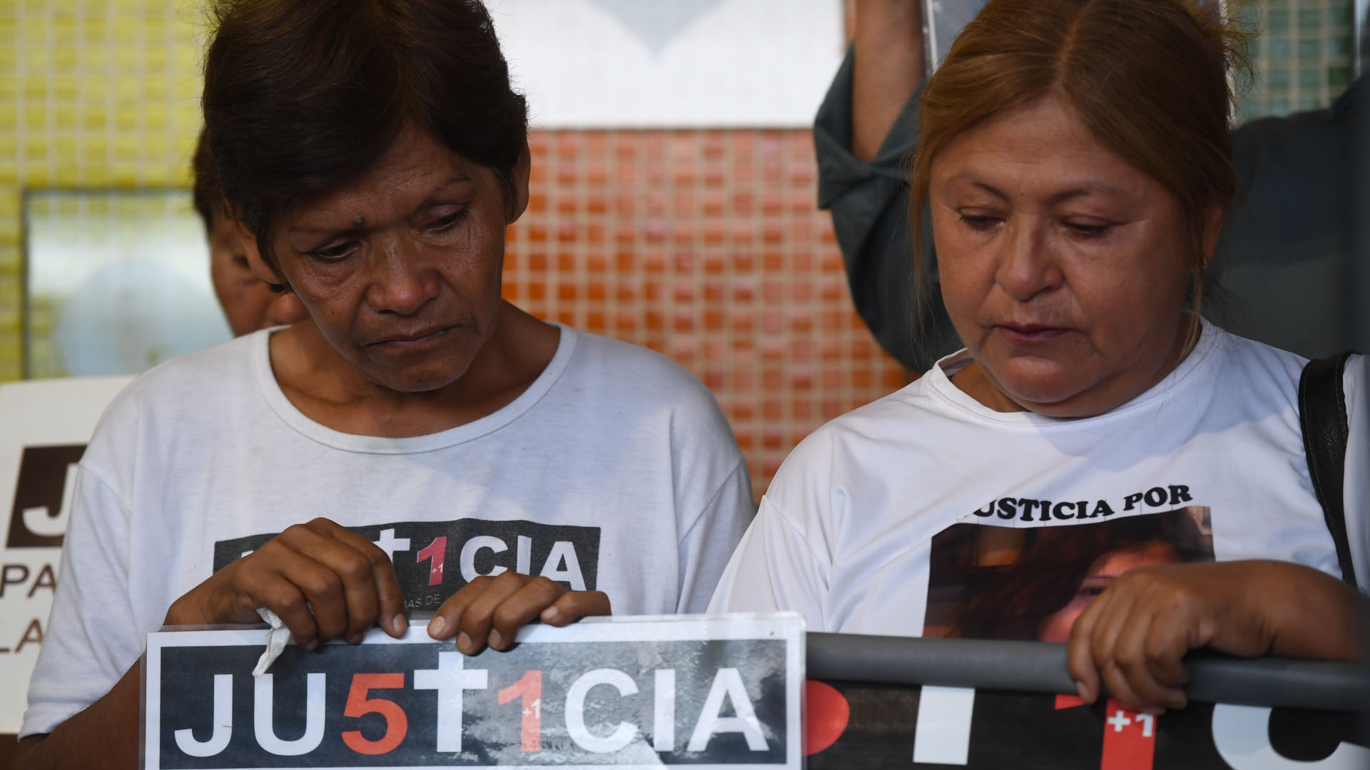 Con carteles con las fotos de sus seres queridos muertos en la tragedia, los familiares llevaron adelante el homenaje en la estación del barrio de Once