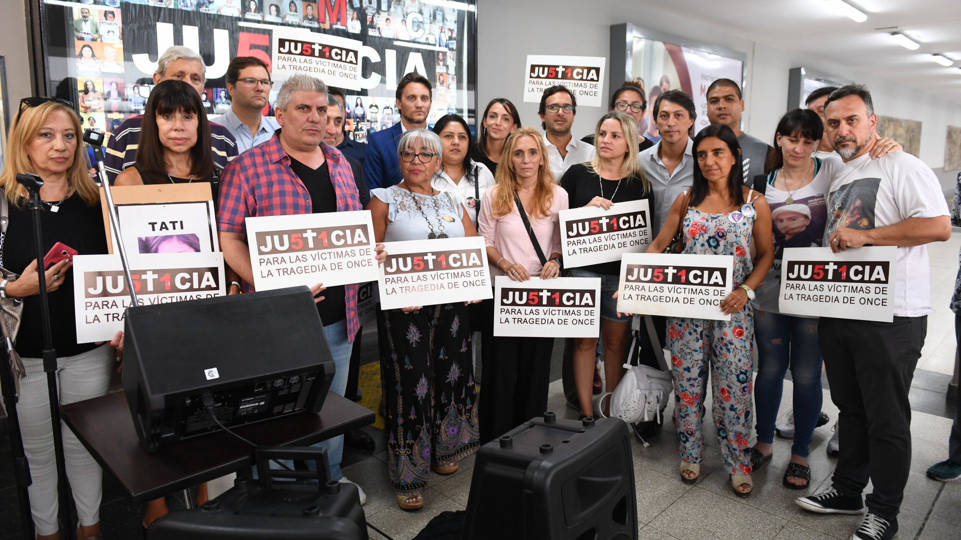 Los familiares en el andén de la tragedia, junto a representantes de organizaciones sociales