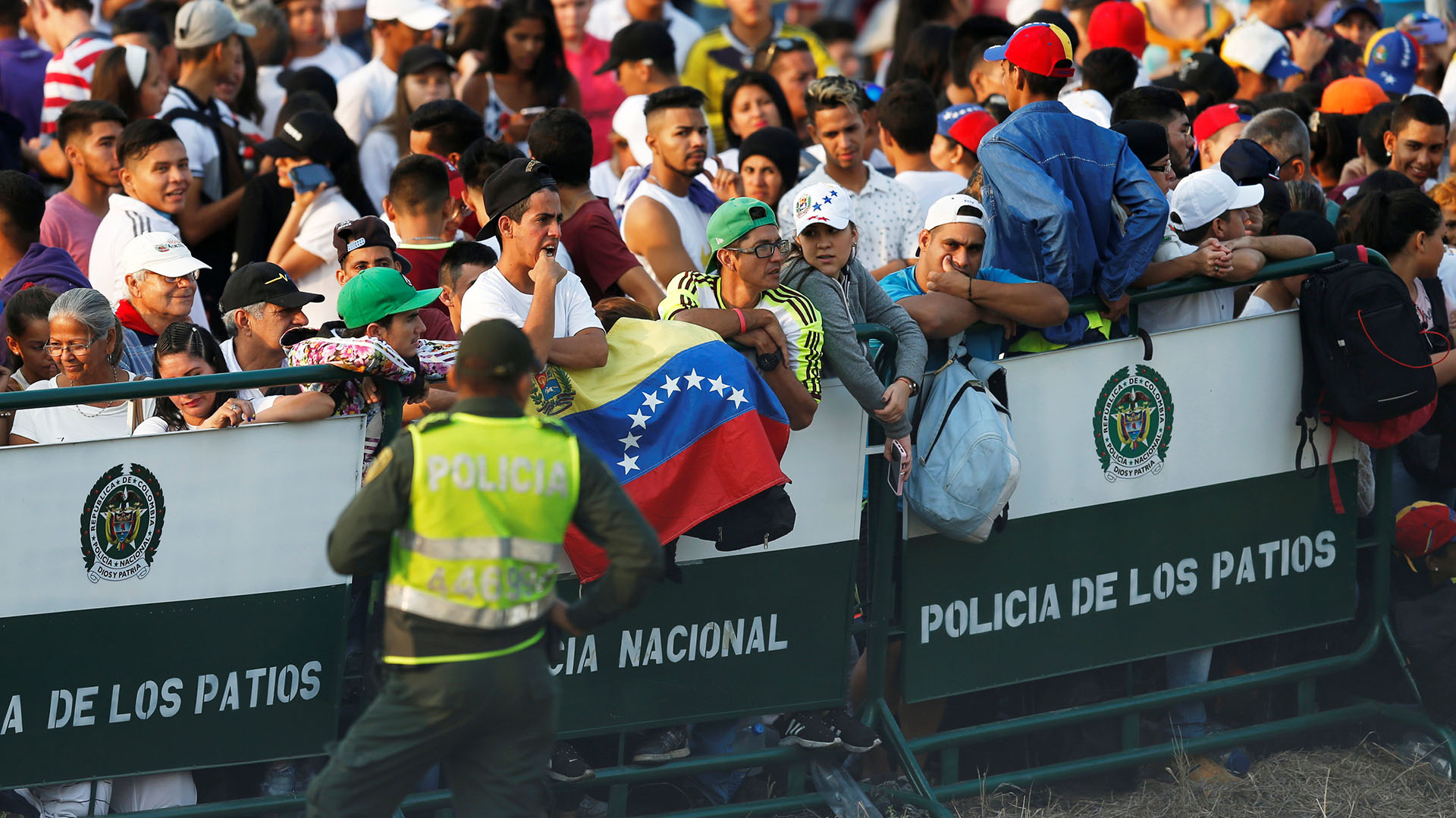 La Policía contiene en las vallas cercanas al escenario a la multitud que desde muy temprano accedió a la zona del recital “Venezuela Aid Live” cerca del cruce fronterizo del Puente Las Tienditas entre Colombia y Venezuela (Reuters/Luisa Gonzalez)