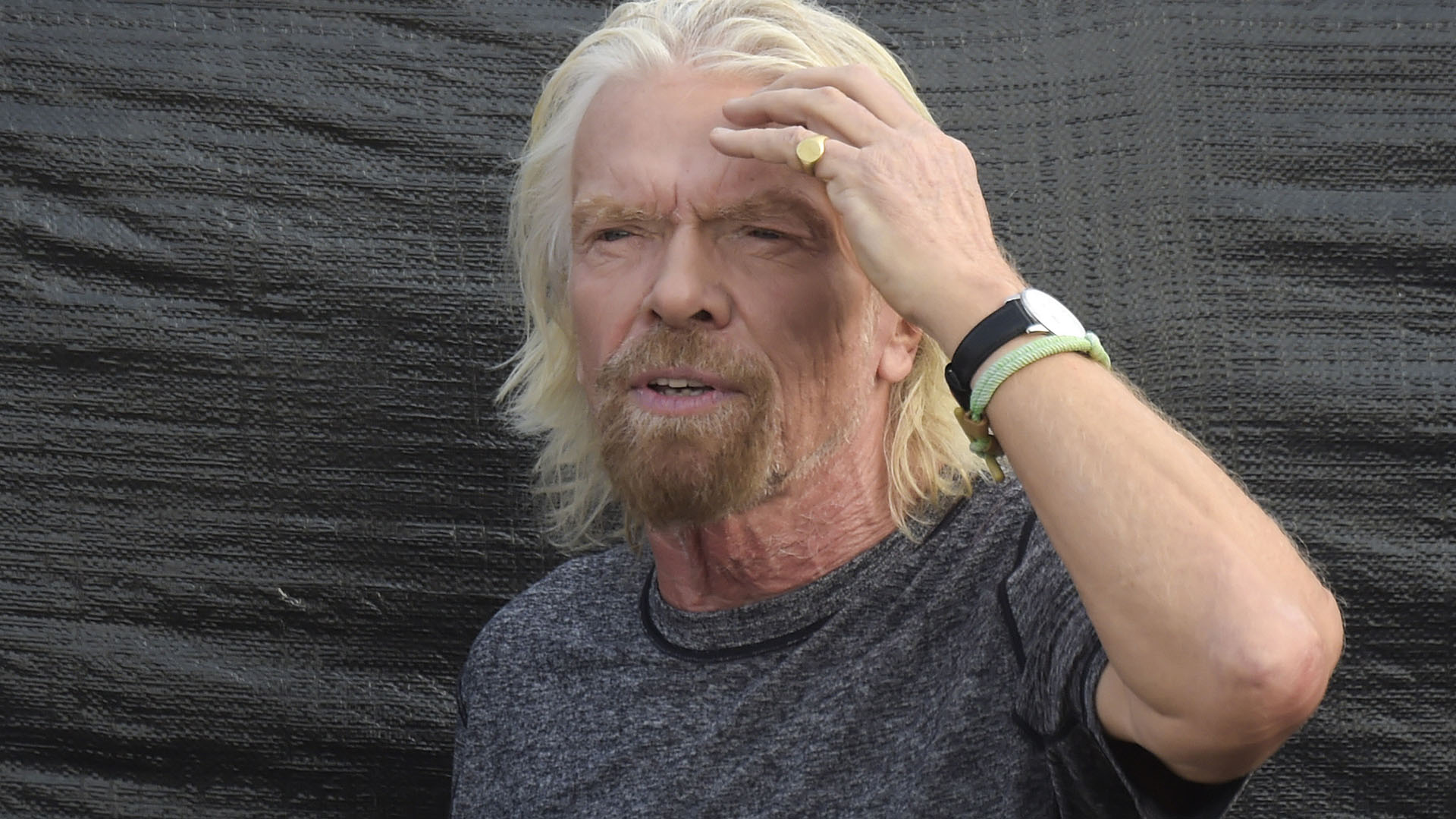 Richard Branson, el organizador del evento, en el escenario. (AFP)