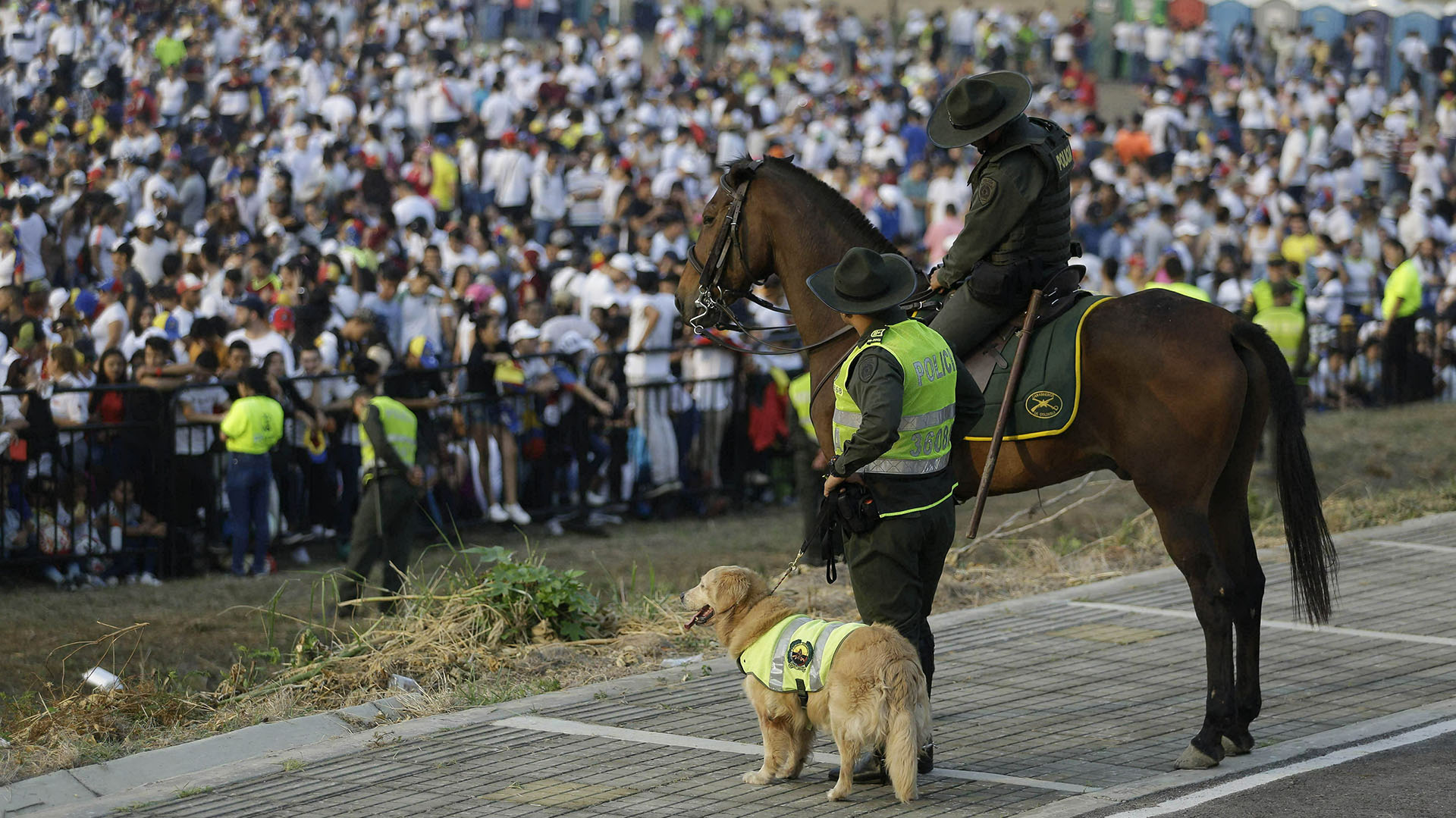 Un policía vigila la multitud en el concierto “Venezuela Aid Live”. (AFP)