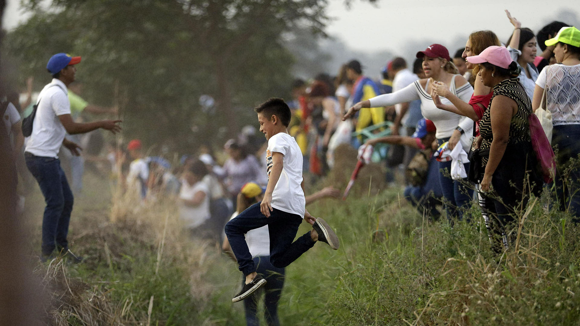 La gente llega al concierto Venezuela Aid Live en las afueras de Cúcuta, Colombia, en la frontera con Venezuela, el viernes 22 de febrero de 2019. (AP)