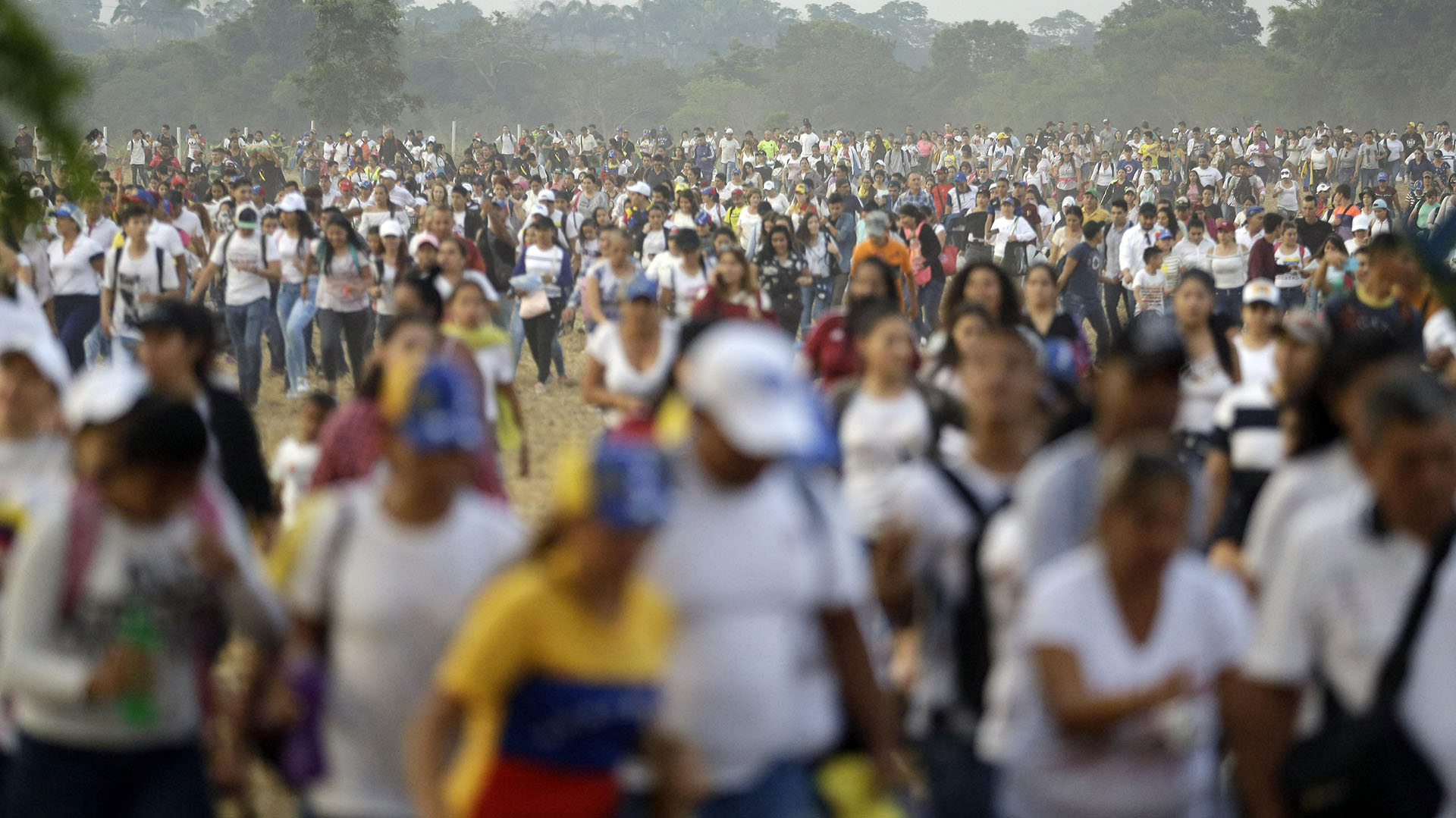 Cada vez llegan mÃ¡s personas al recital. (AP)