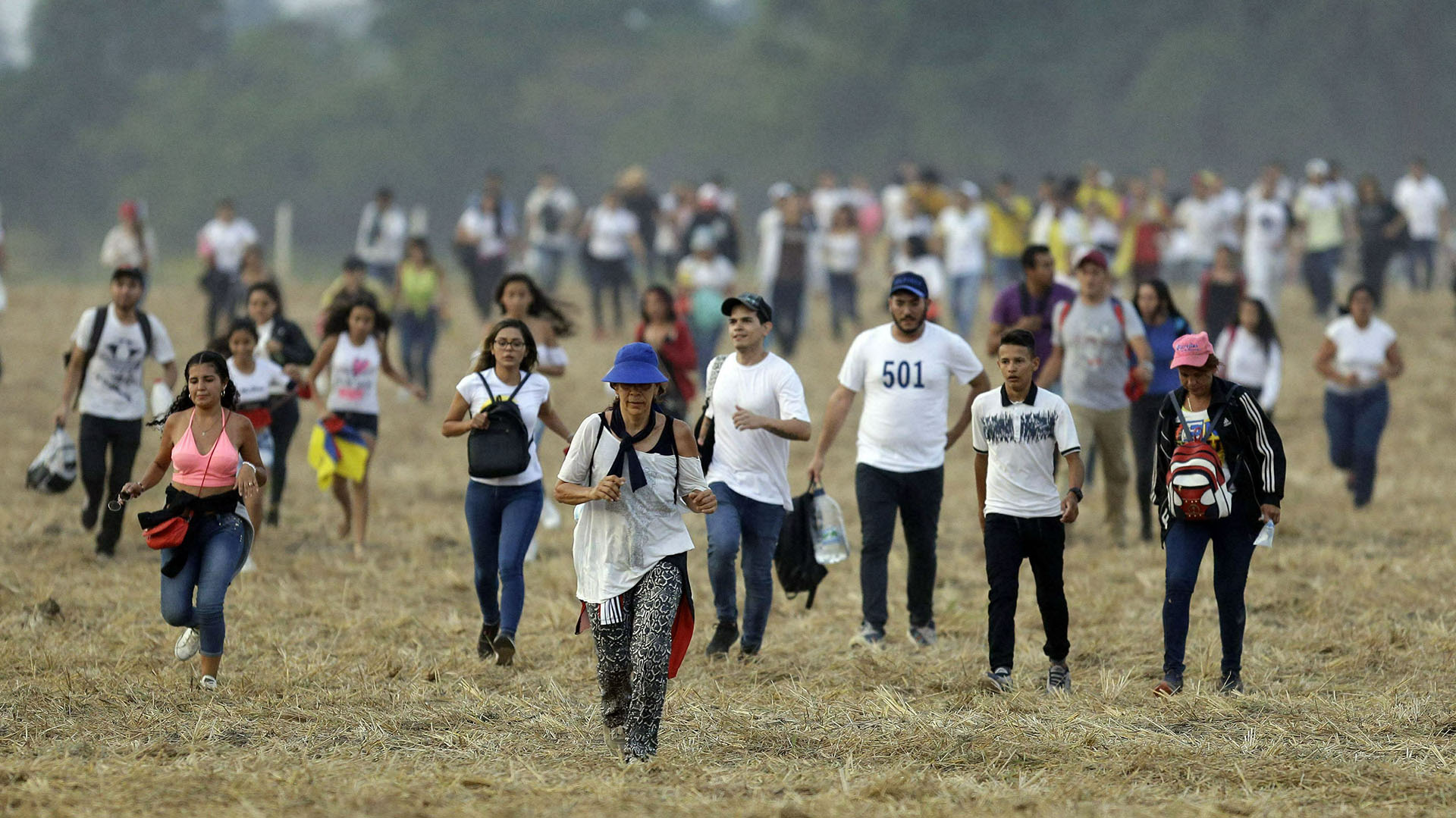 Los espectadores llegan al concierto.Â (AP)