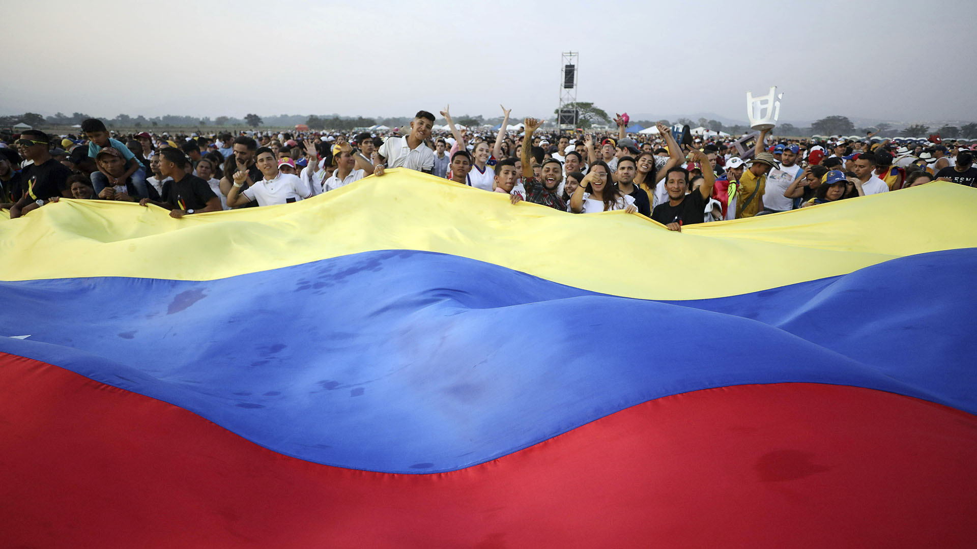 La bandera venezolana en el concierto “Venezuela Aid Live”. (AP)