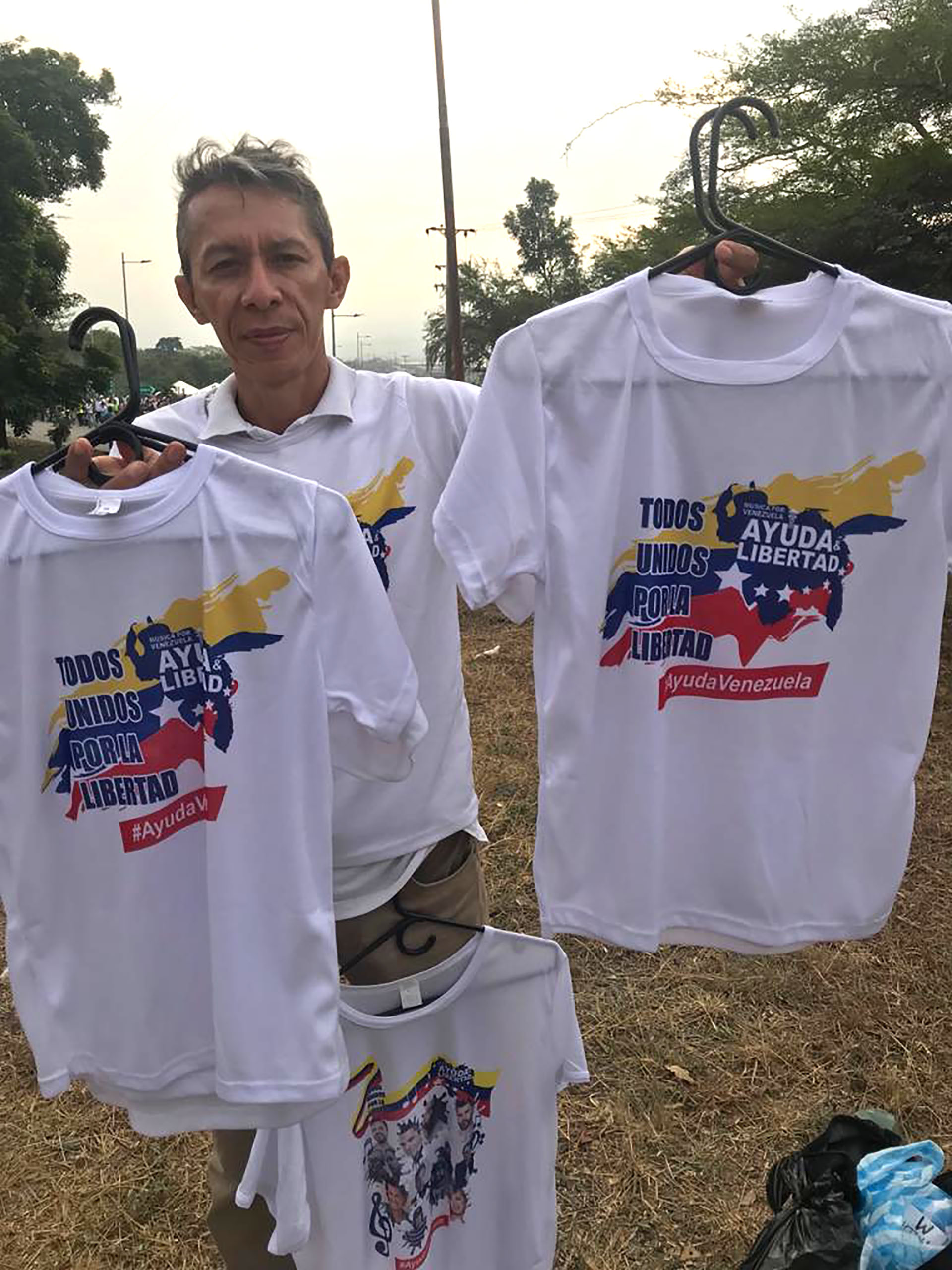 Un vendedor de camisetas en las inmediaciones del concierto Venezuela Aid Live organizado por el multimillonario Richard Branson en Cúcuta, Colombia.
